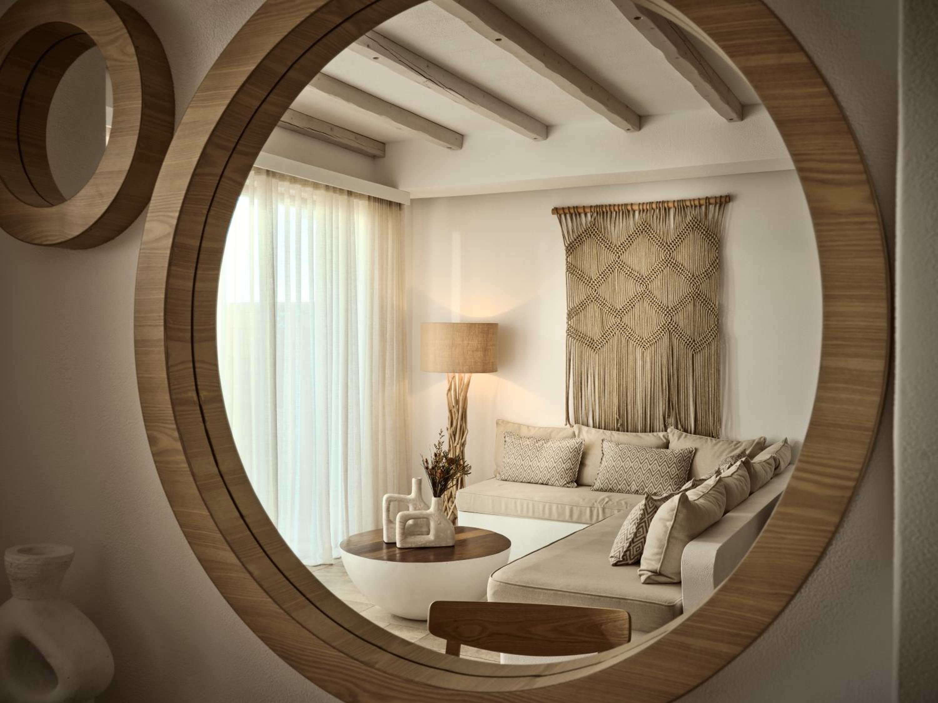 Deluxe Suite with Sea View - Photo 5