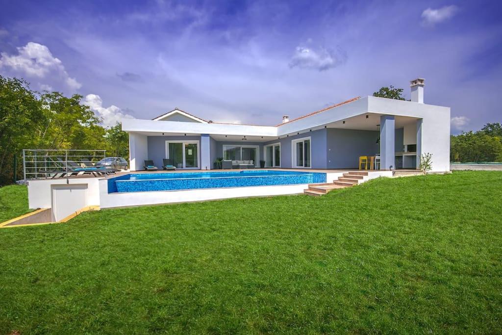 Three-Bedroom Villa photo 3