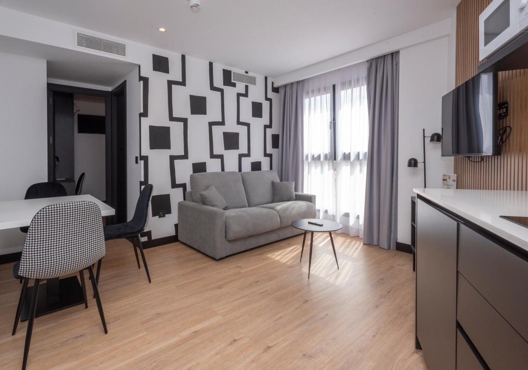 Suite - Photo 1