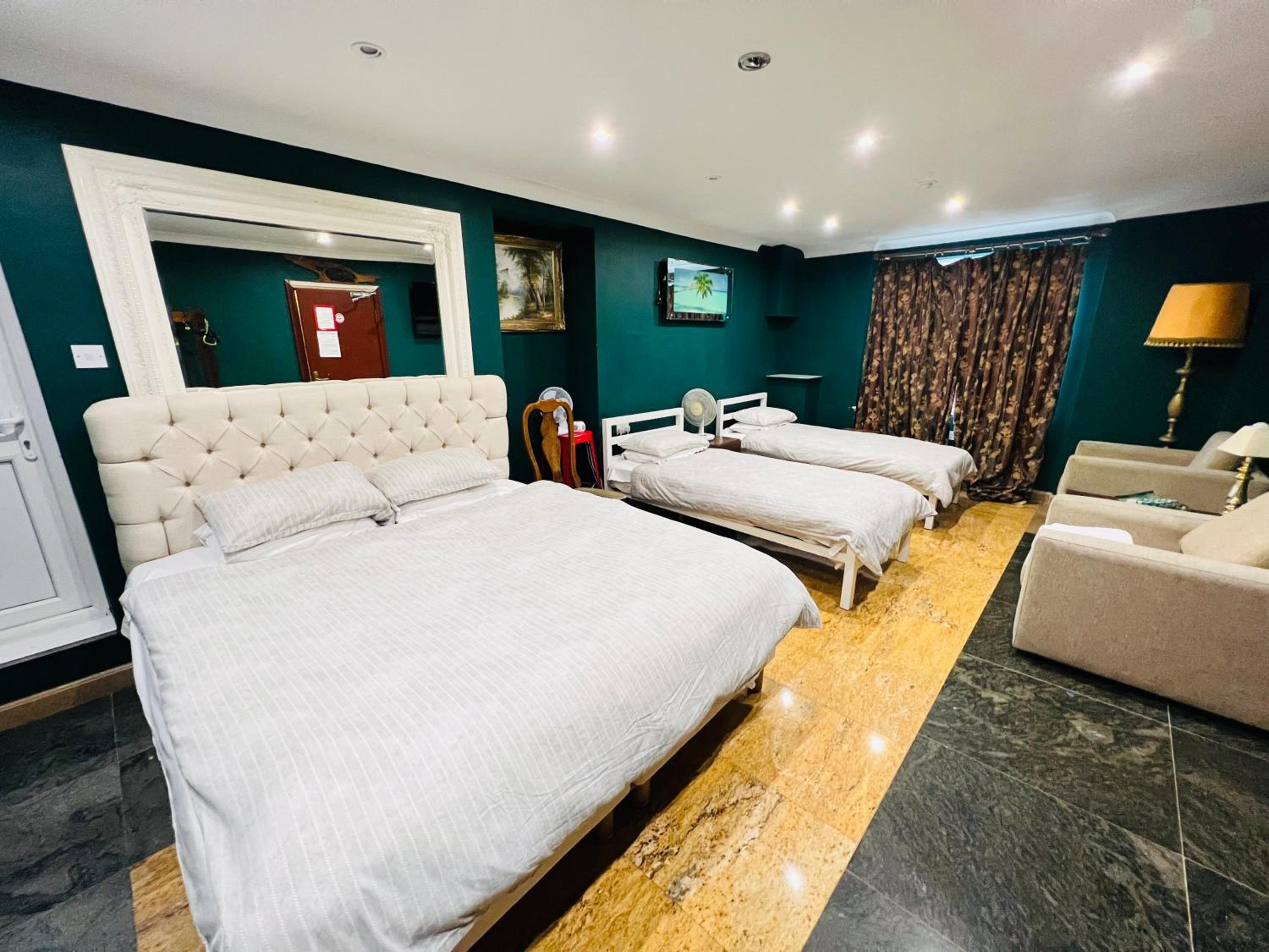 Deluxe Family Suite photo 1