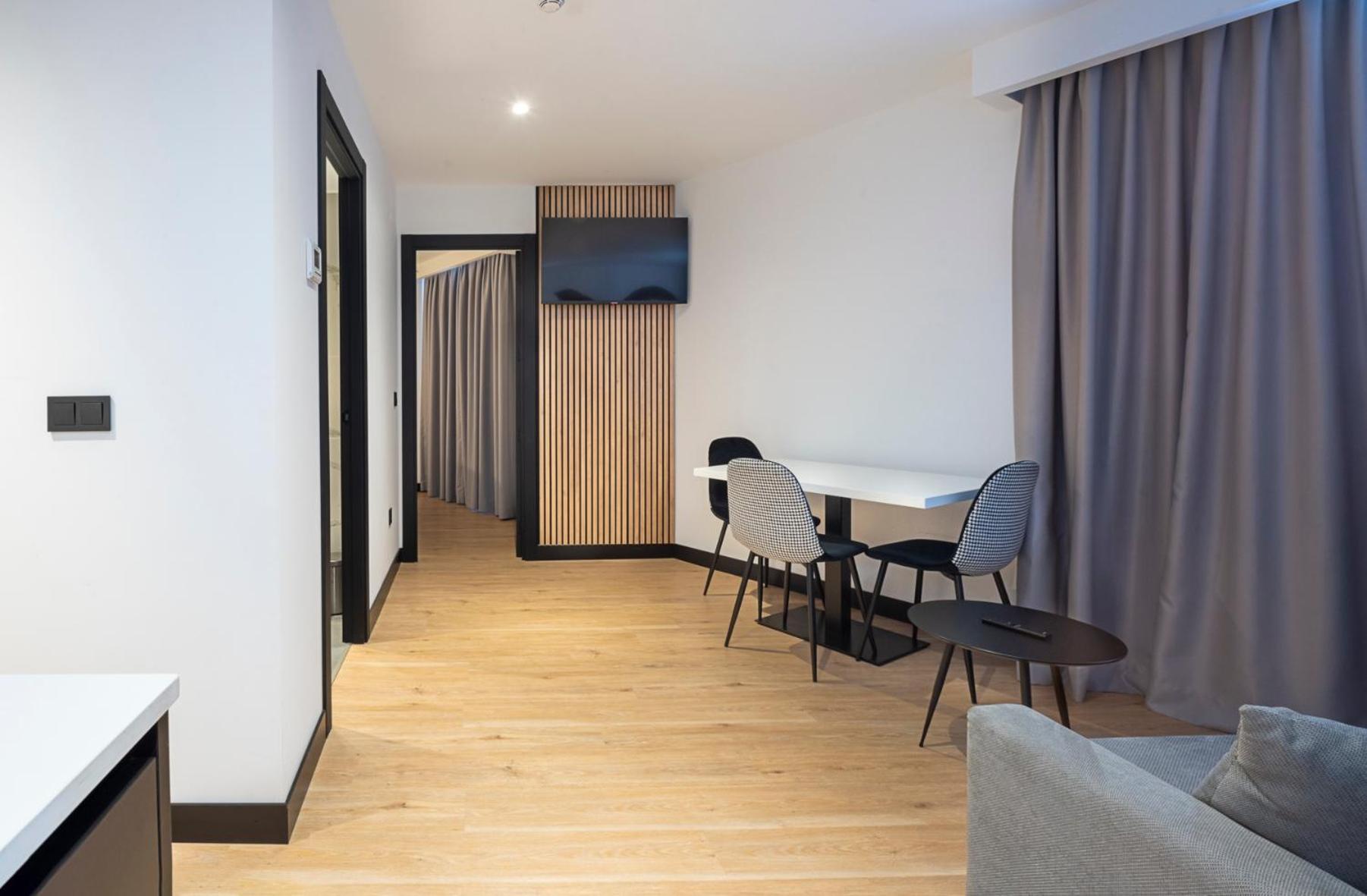 Superior Suite - Photo 9