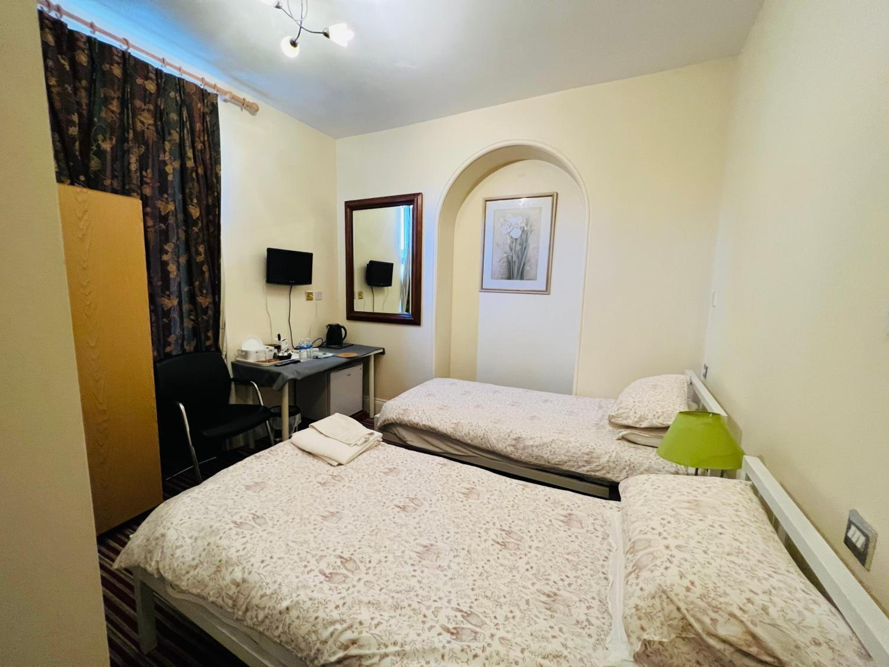 Twin Room with Shower photo 1