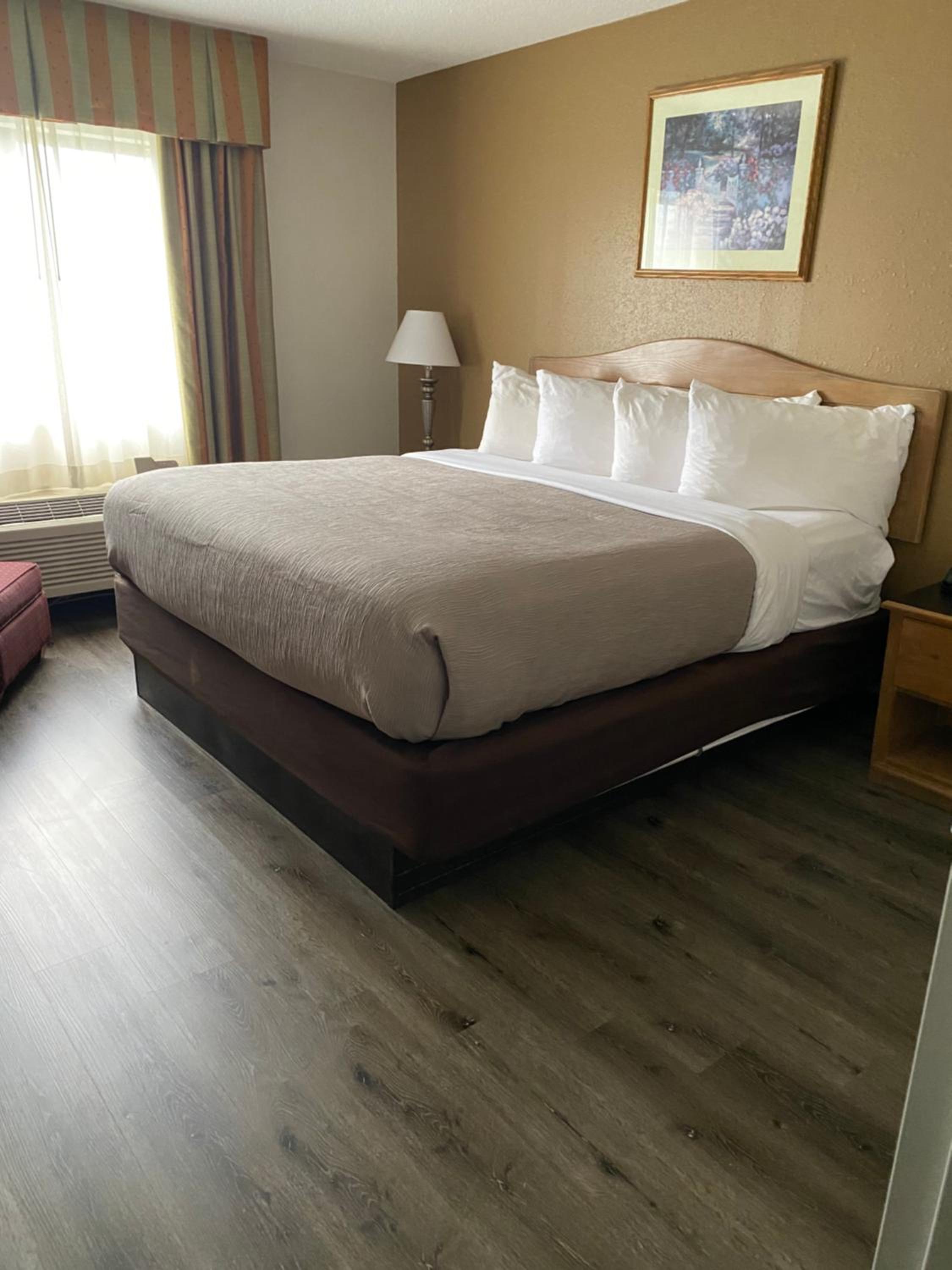 Standard King Room - Non-Smoking  - Photo 7