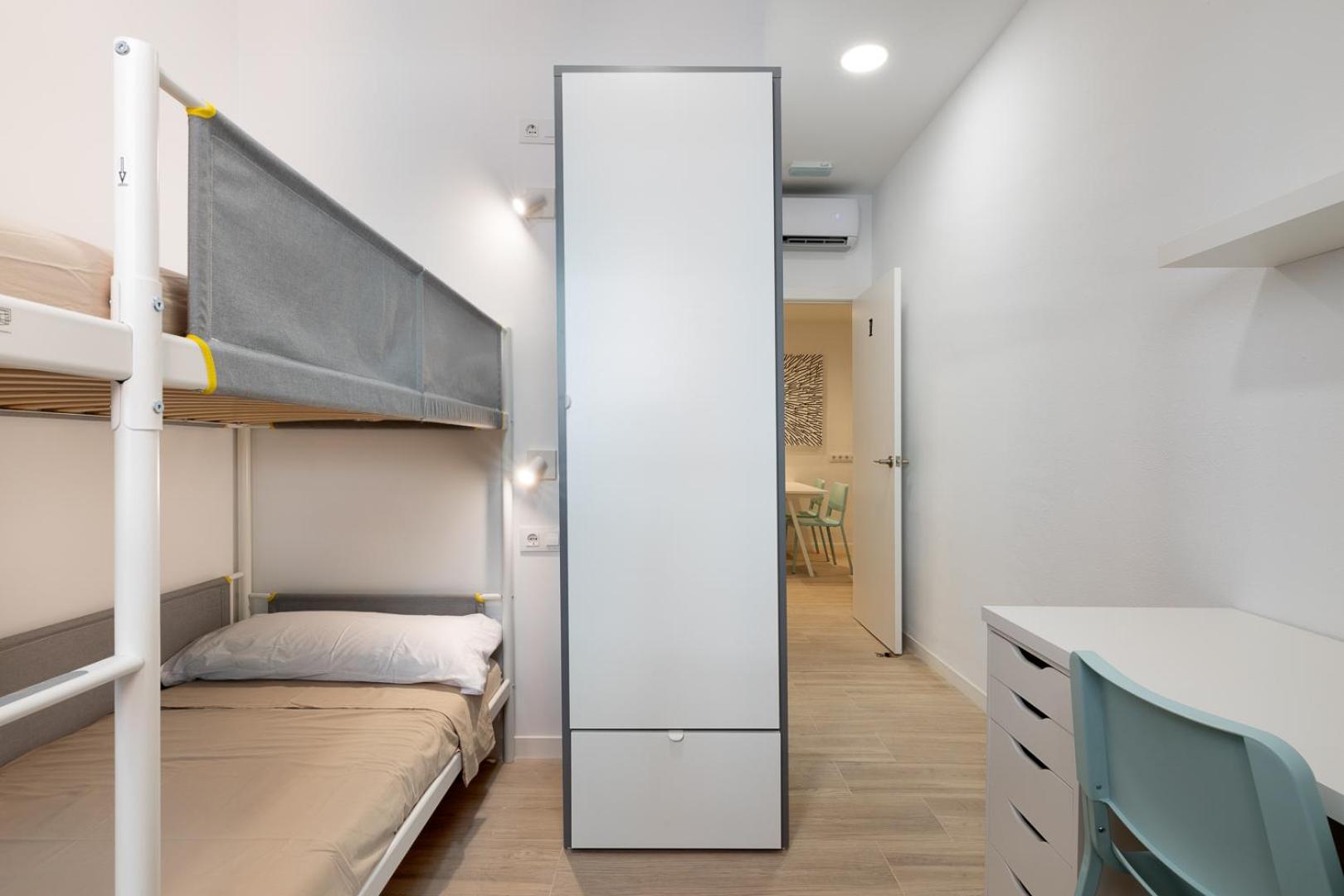 Cama en Dormitorio Compartido Masculino con Litera