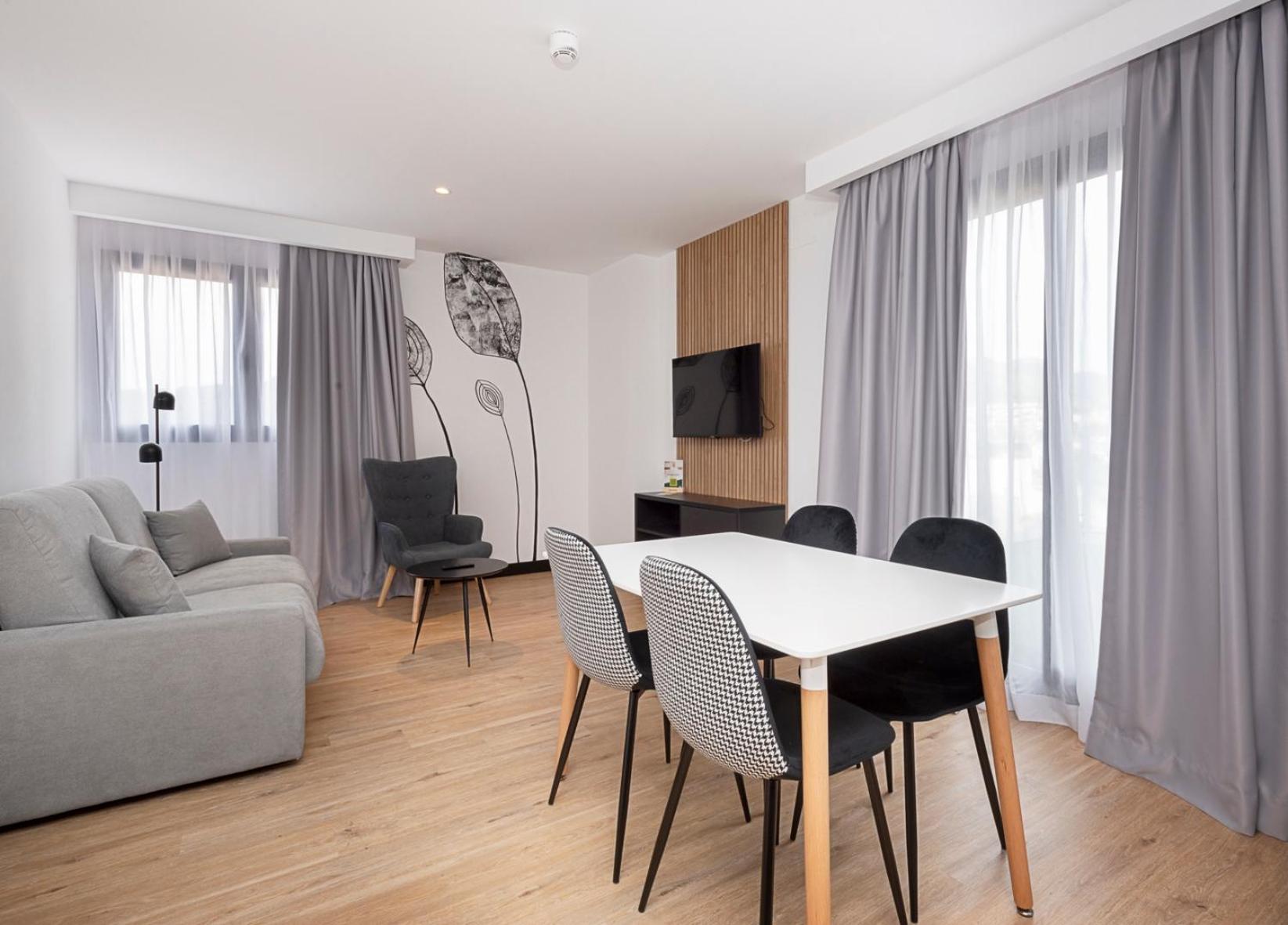 Apartment with Terrace - Photo 2