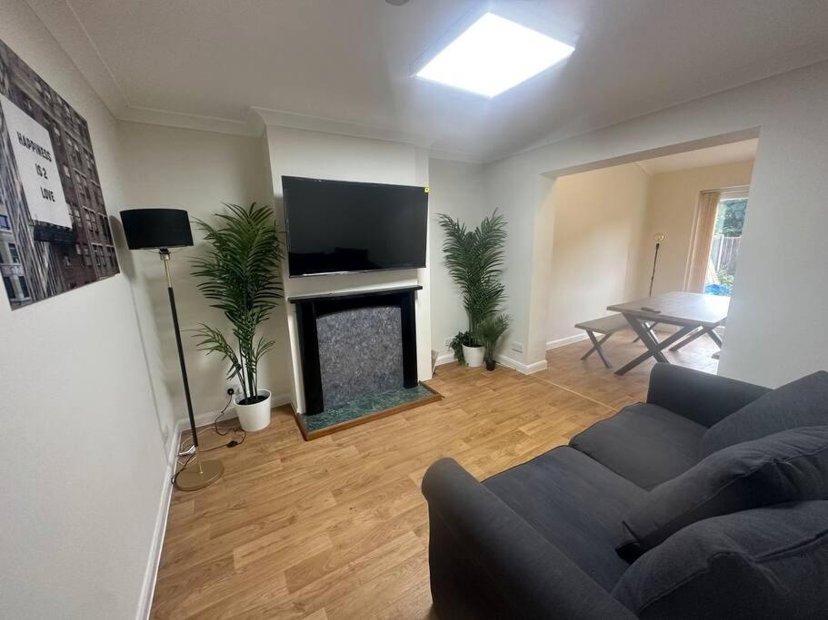Five-Bedroom House photo 2
