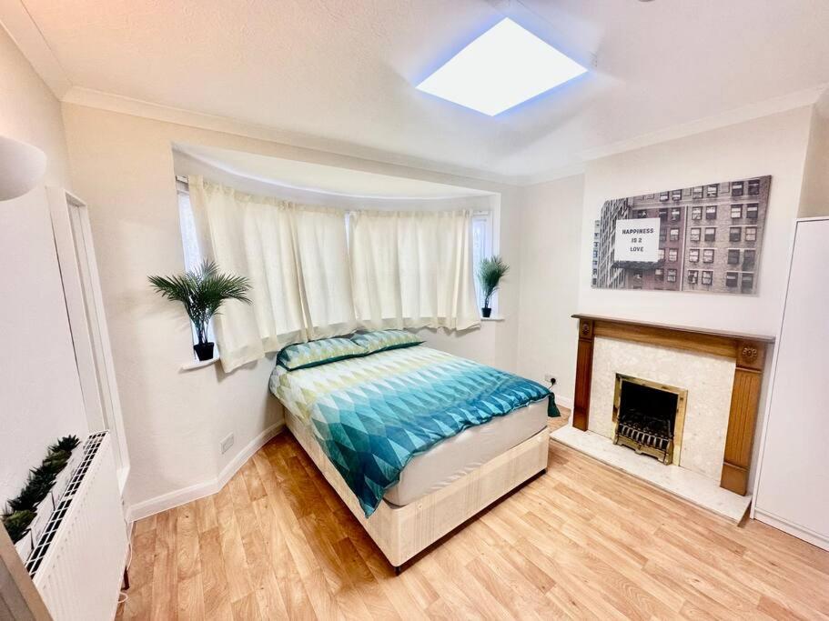Five-Bedroom House photo 3