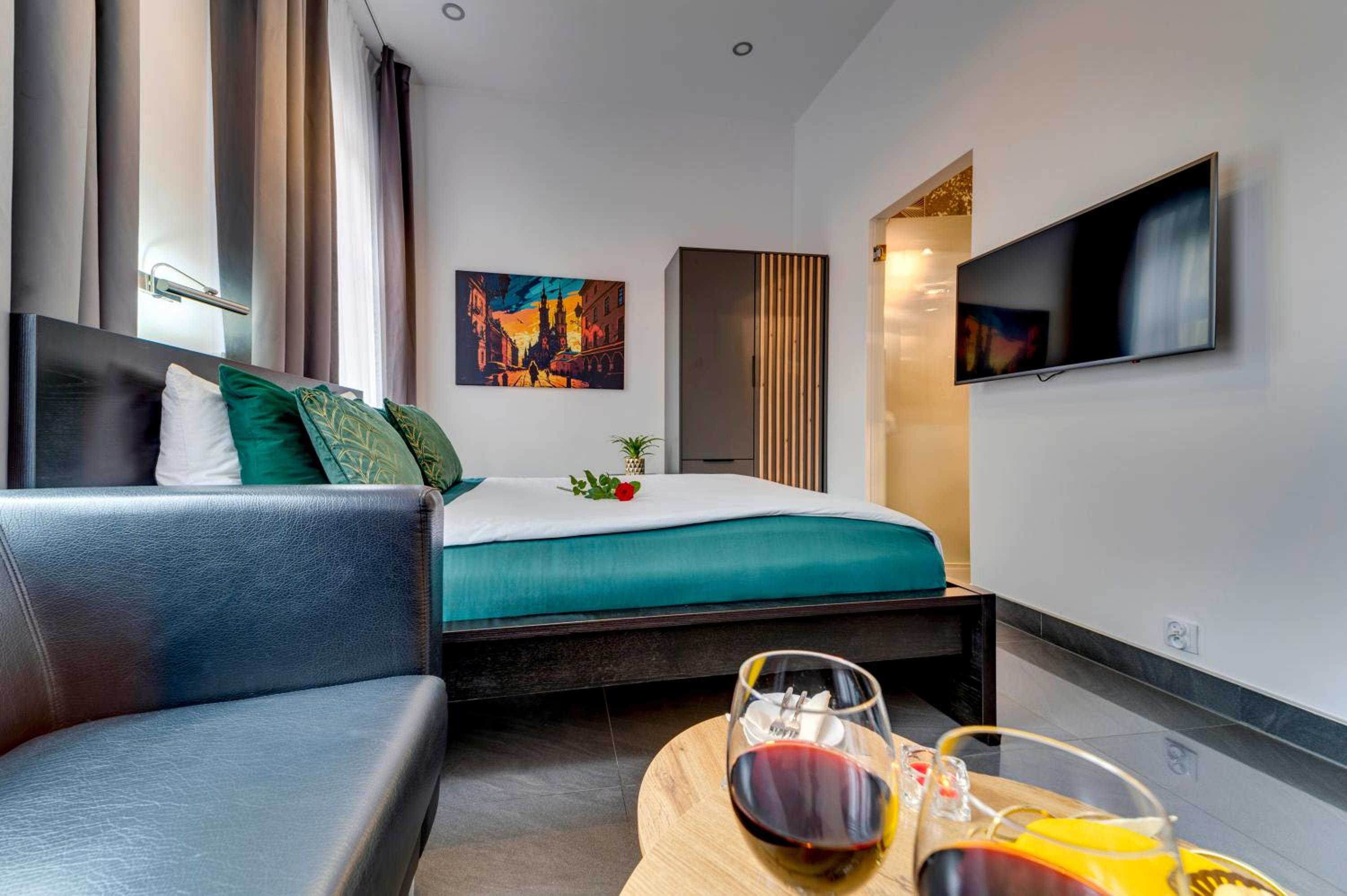 Luxury King Room with 2-person Hot Tub - Photo 8
