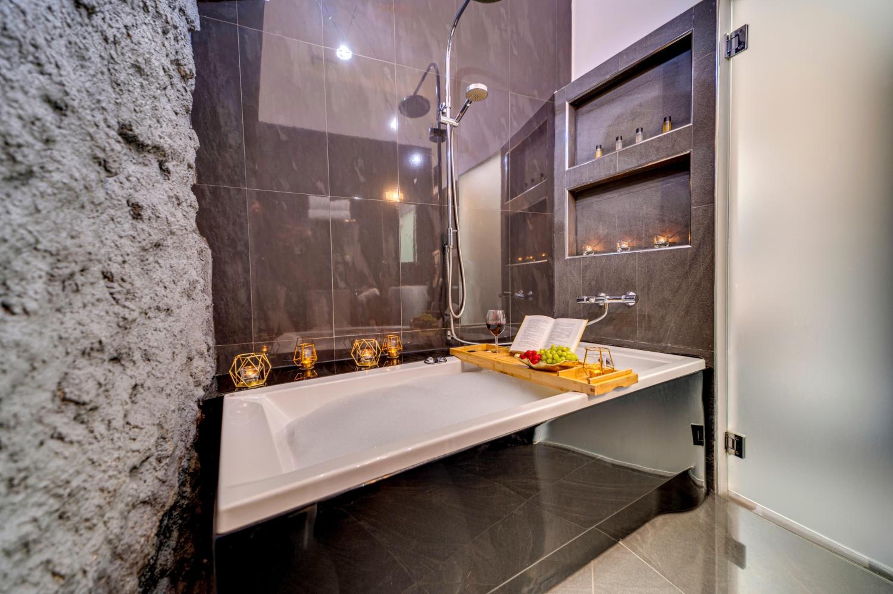Queen Room with 1-person Hot Tub - Photo 9