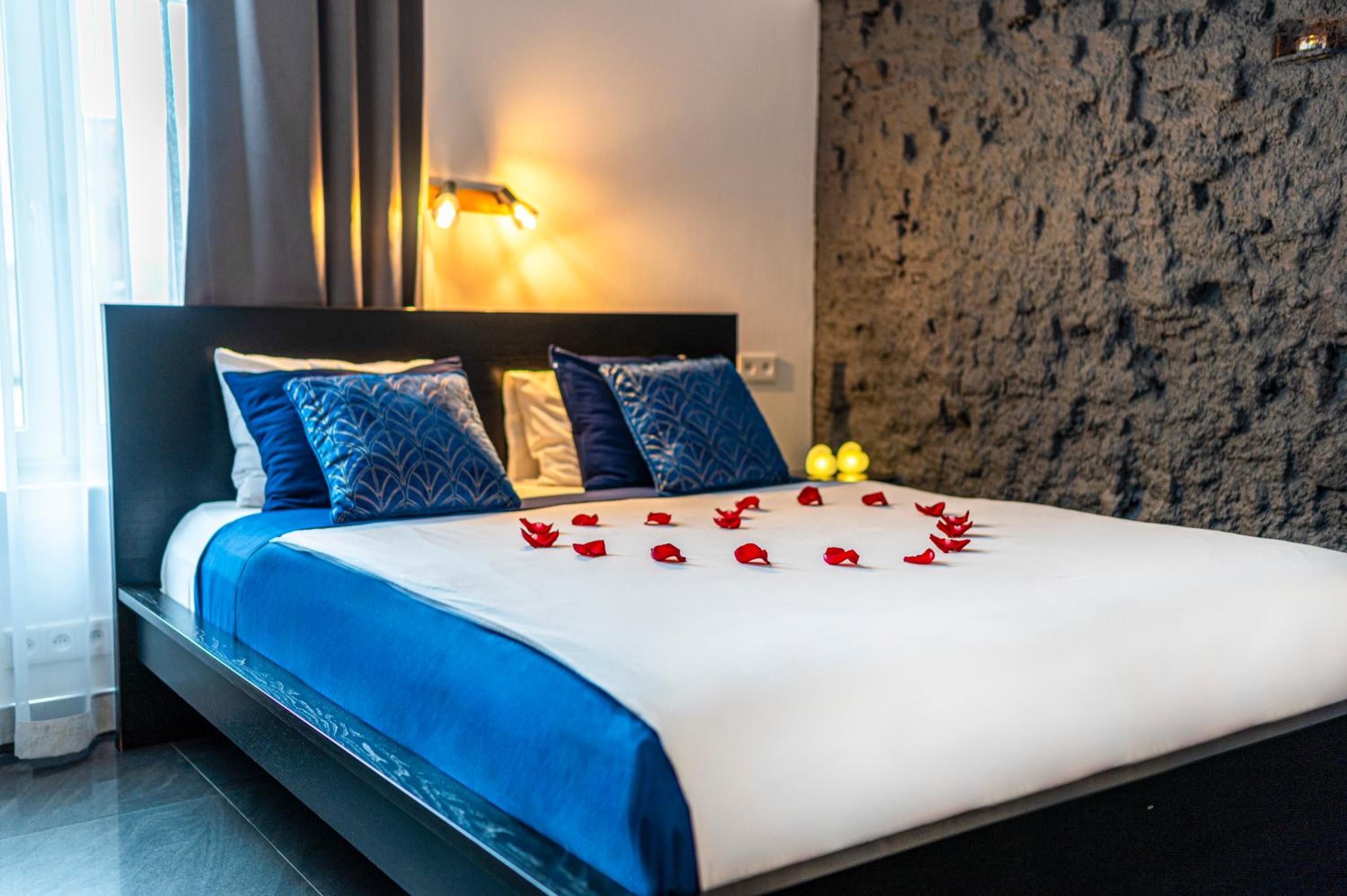 Luxury King Room with 2-person Hot Tub - Photo 9