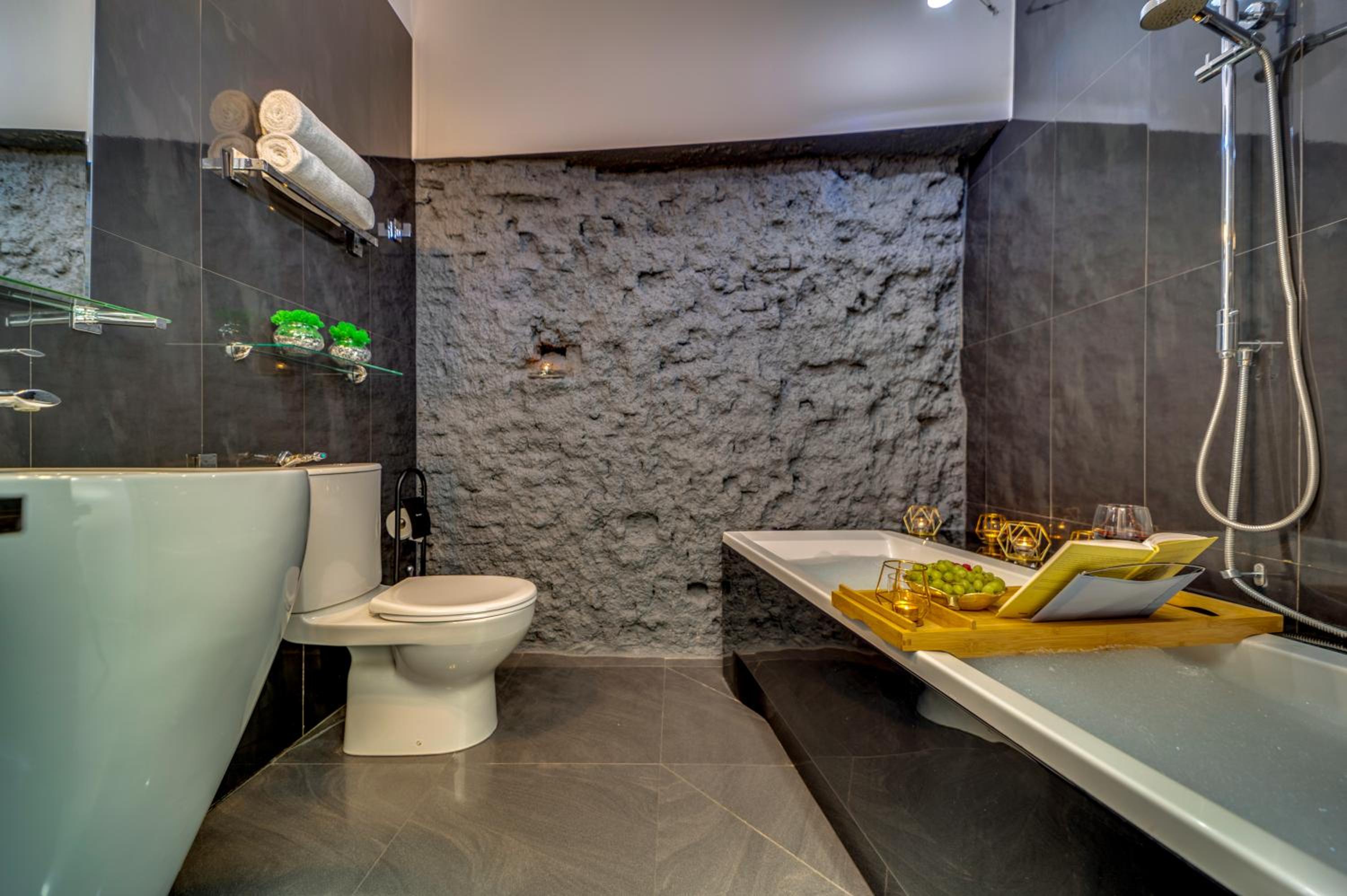 Queen Room with 1-person Hot Tub - Photo 8
