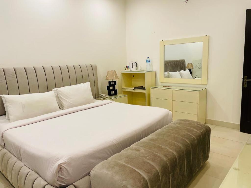 Deluxe King Room photo 1