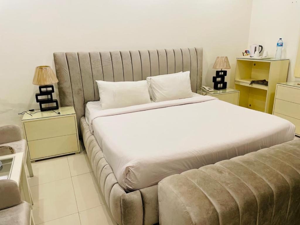 Deluxe King Room photo 2