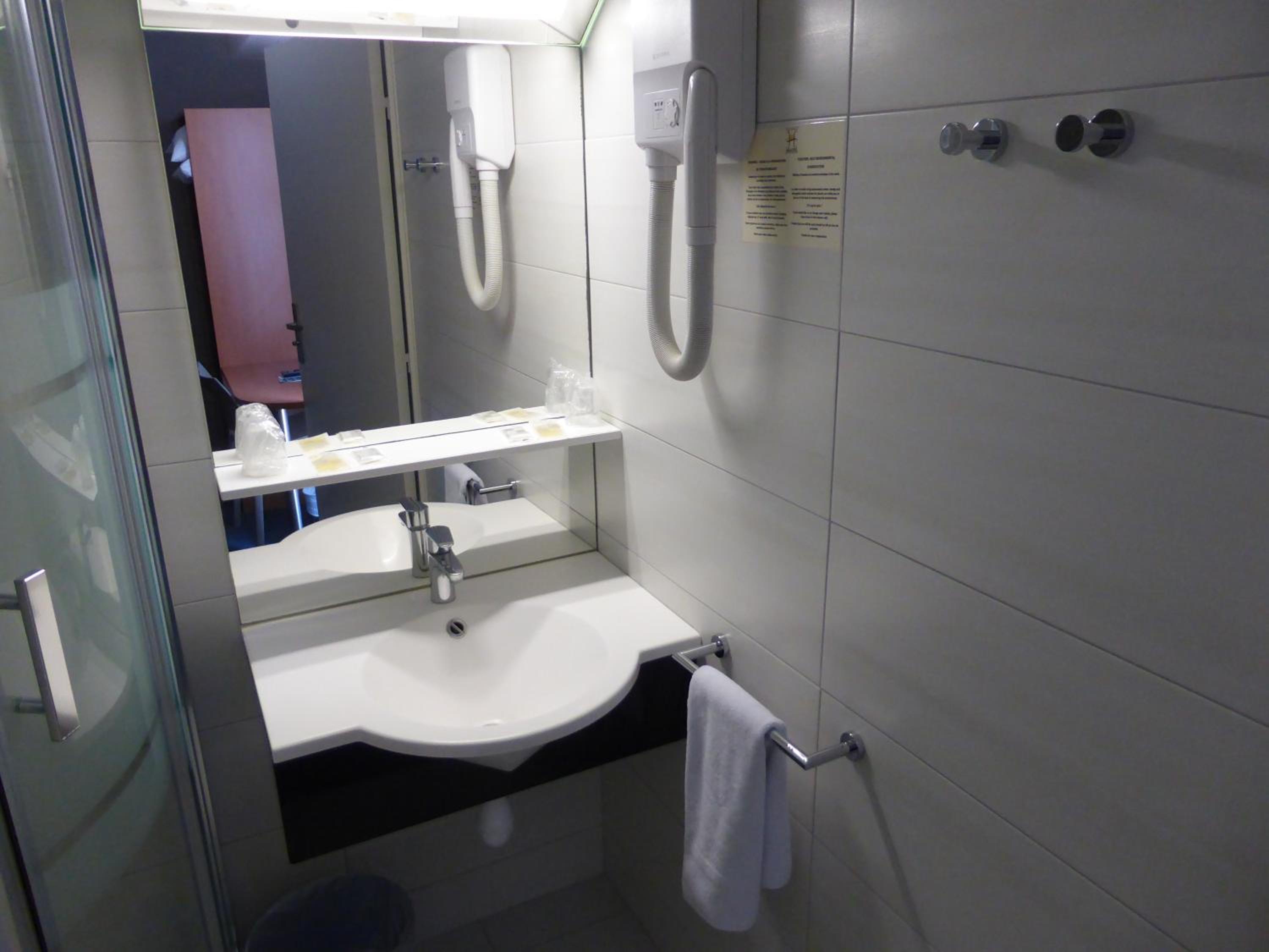 Double Room - Photo 10