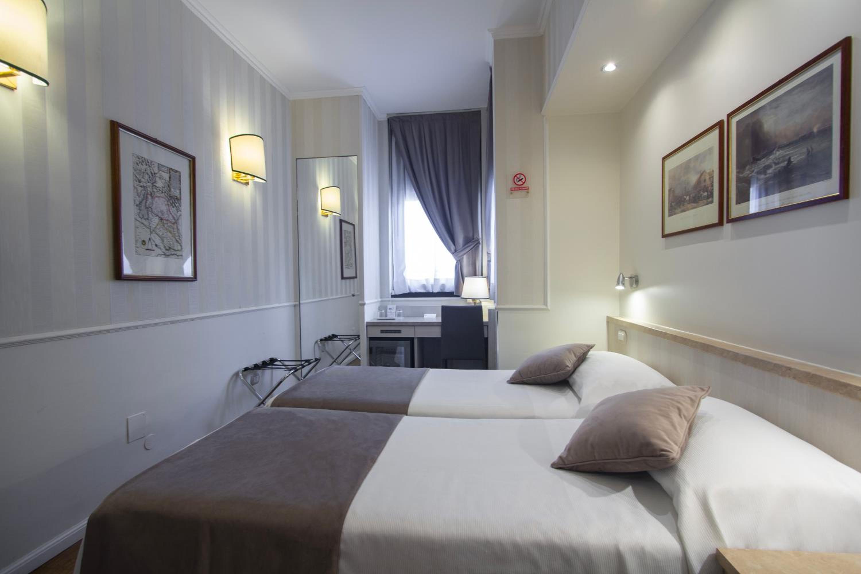Twin Room thumbnail 5