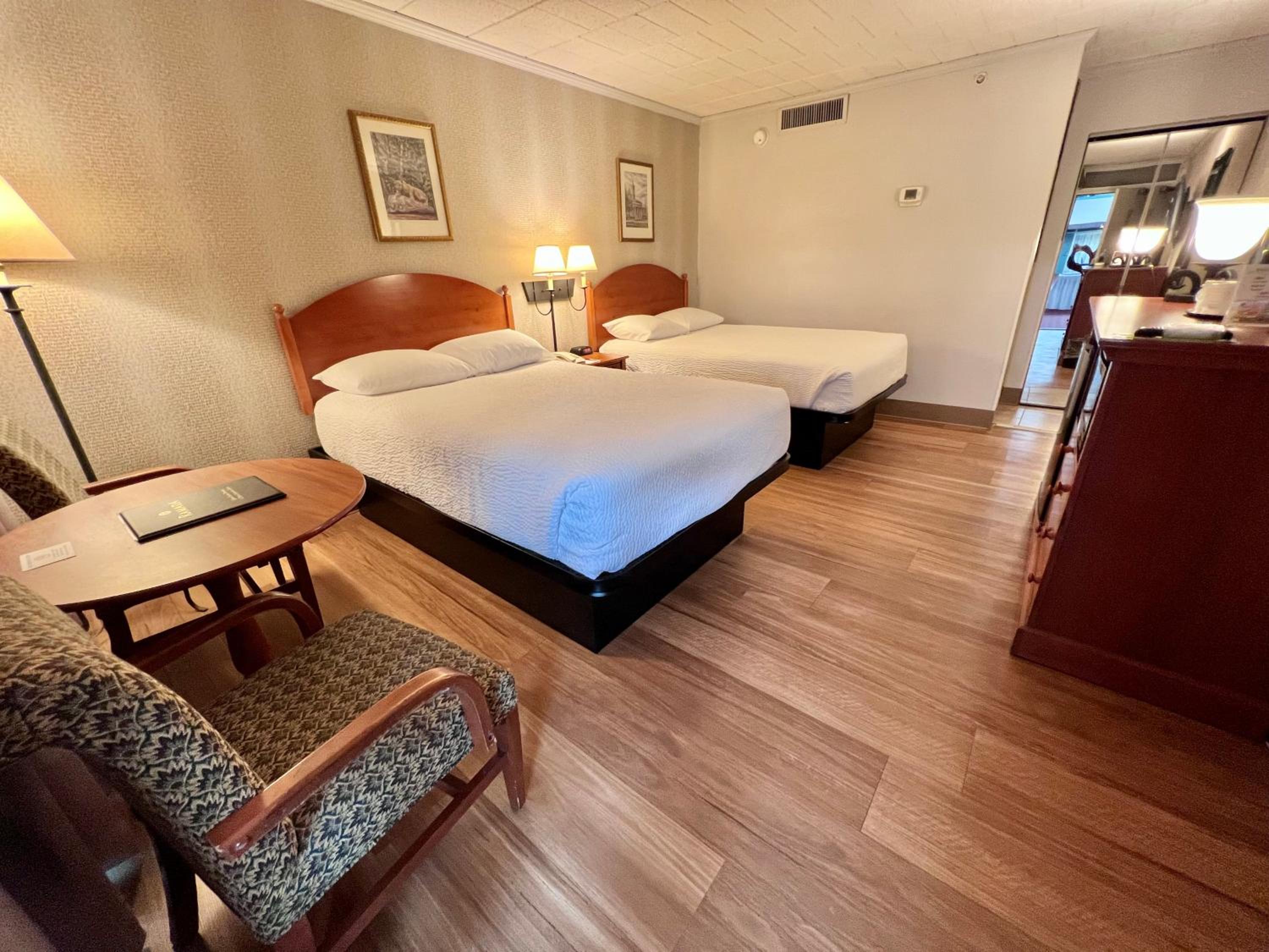Double Room with Two Double Beds and Exterior Entrance - Non-Smoking - Photo 4