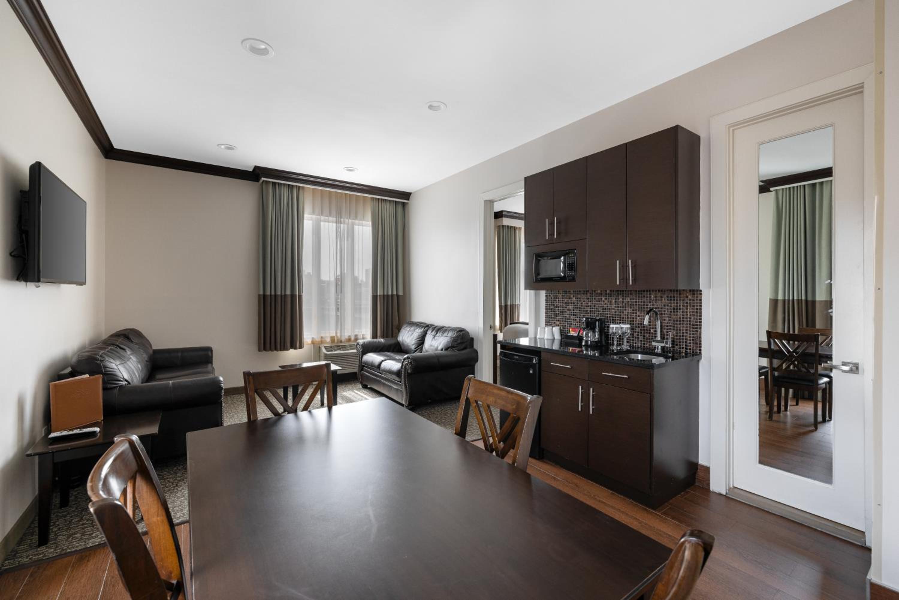 One-Bedroom King Deluxe Suite, Non-Smoking photo 3