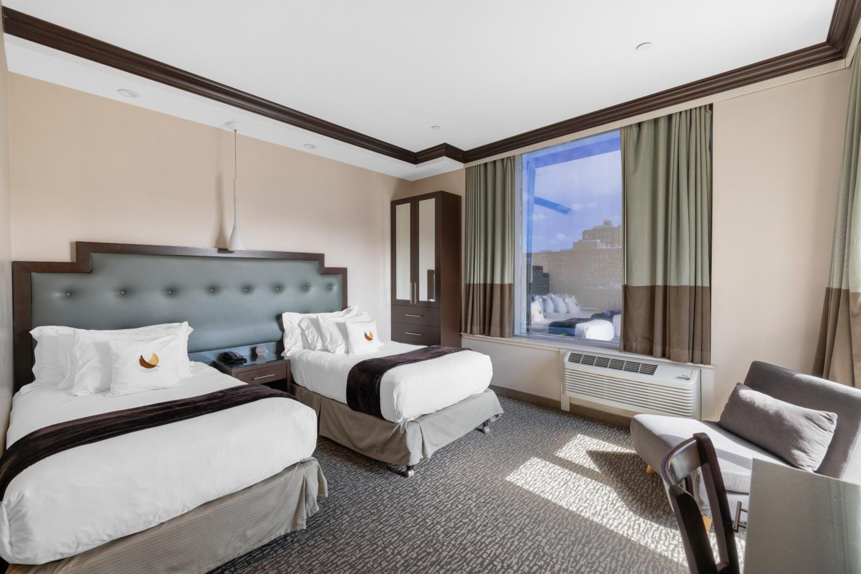 Corner Room with Two Twin Beds, Non-Smoking photo 2