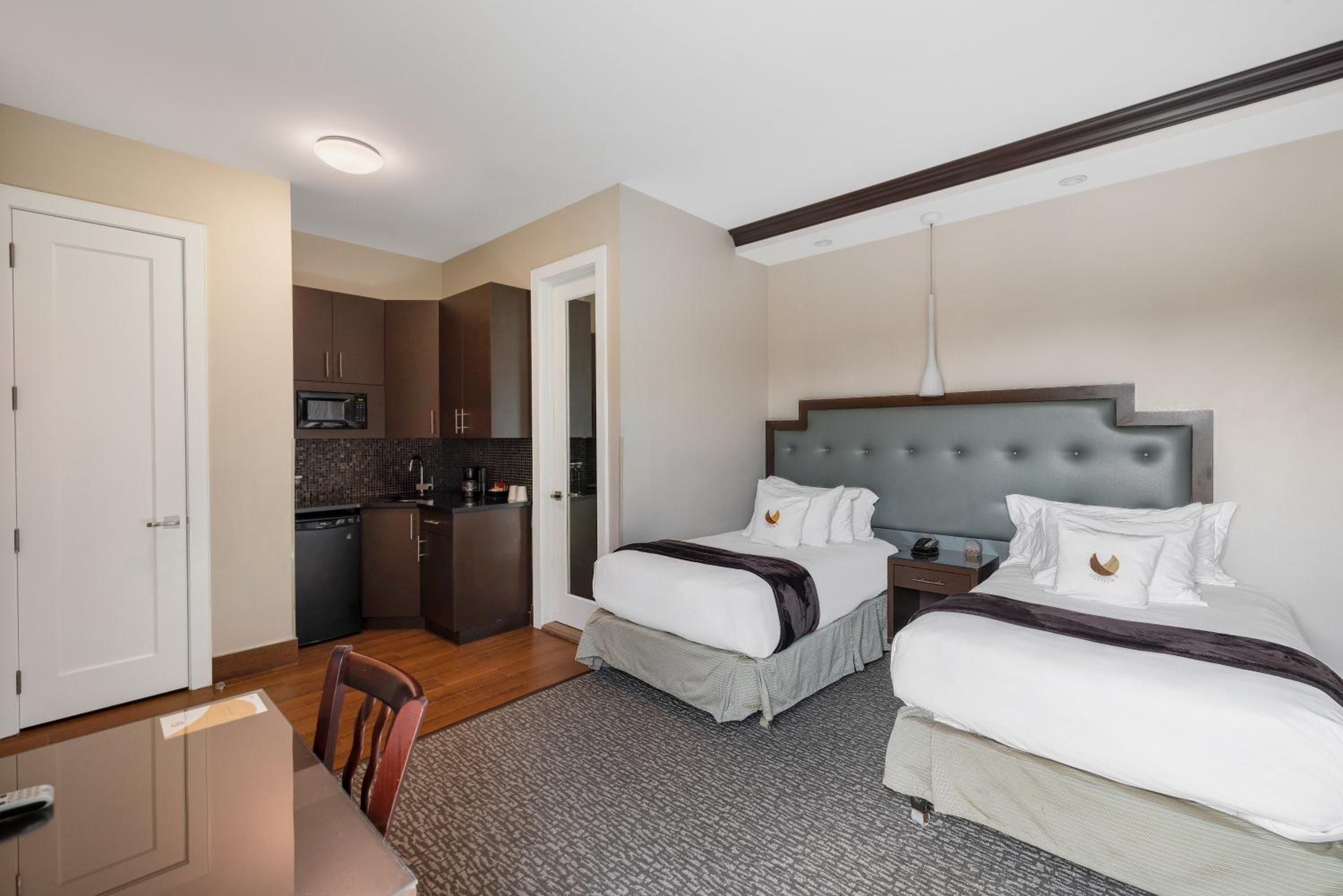 Corner Room with Two Twin Beds, Non-Smoking photo 3