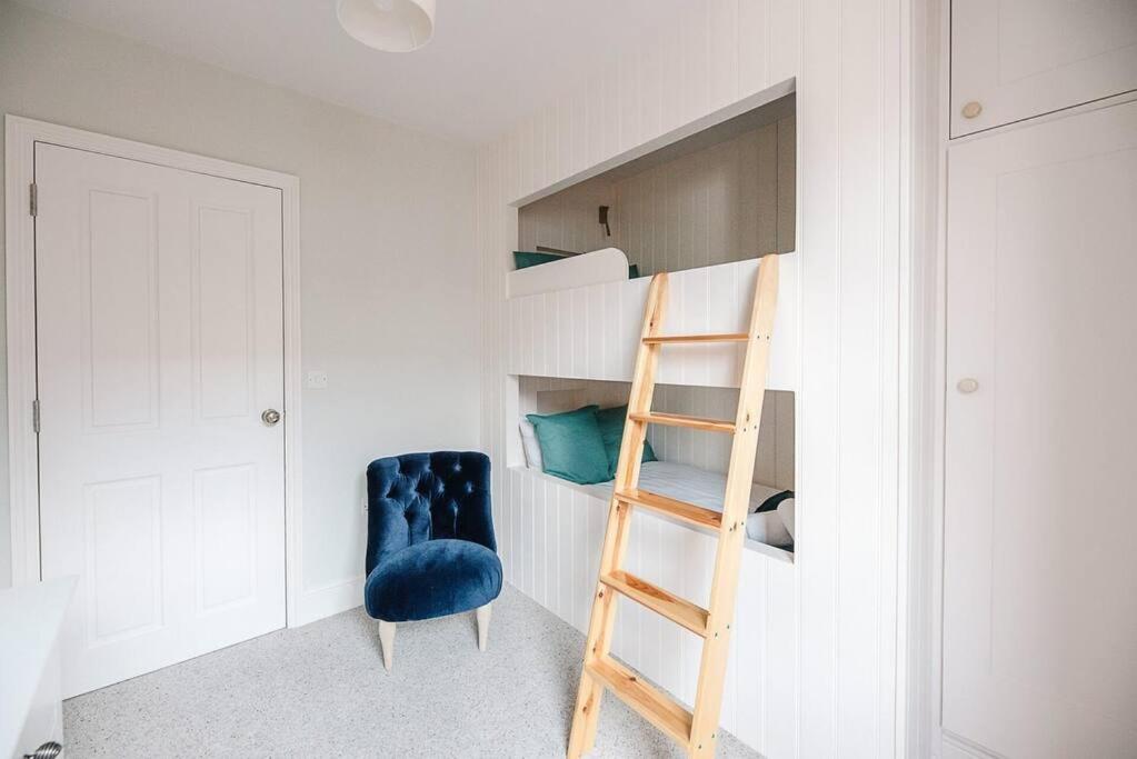 Seven-Bedroom House photo 1