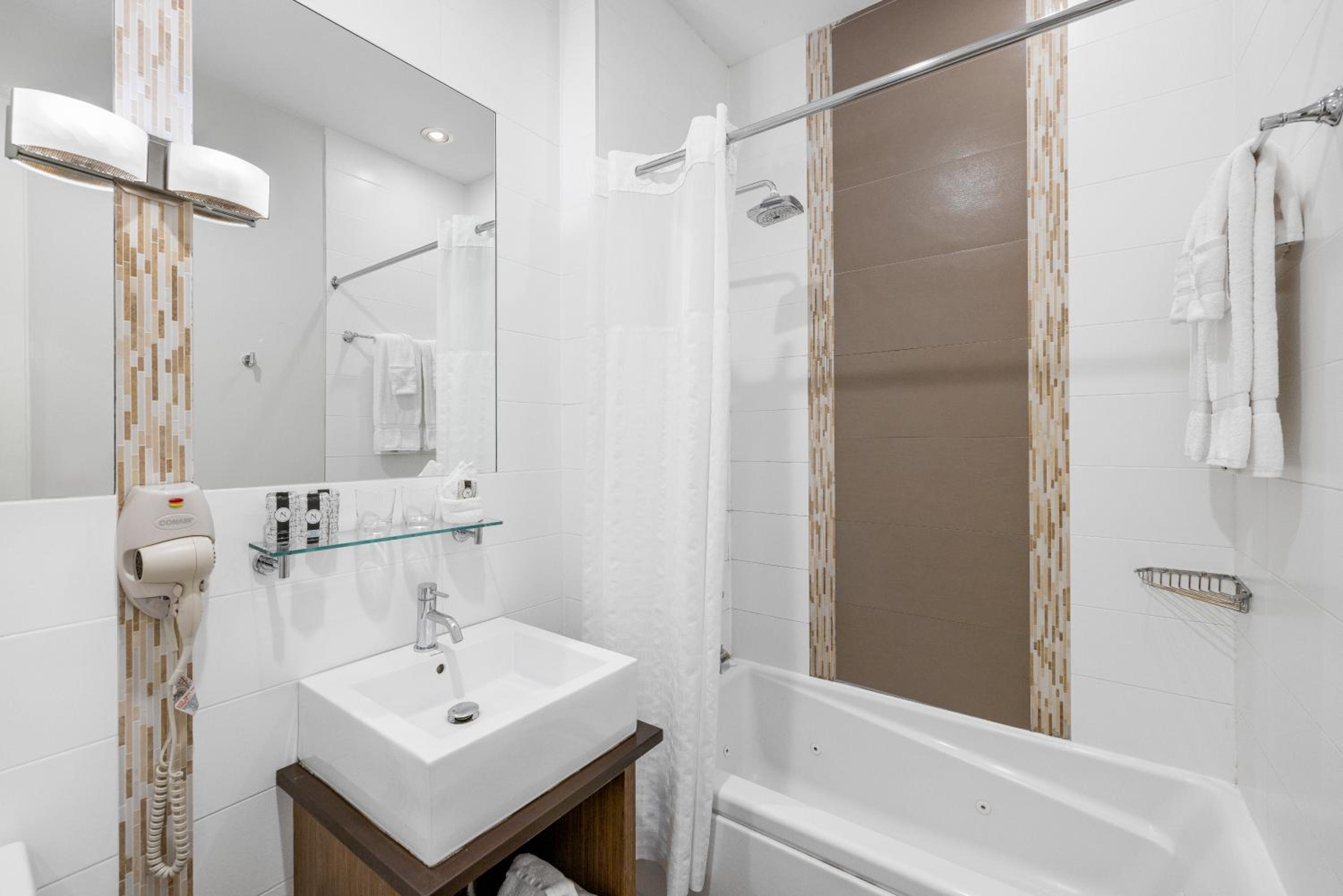 One-Bedroom Suite with Two Twin Beds - Non-Smoking photo 3