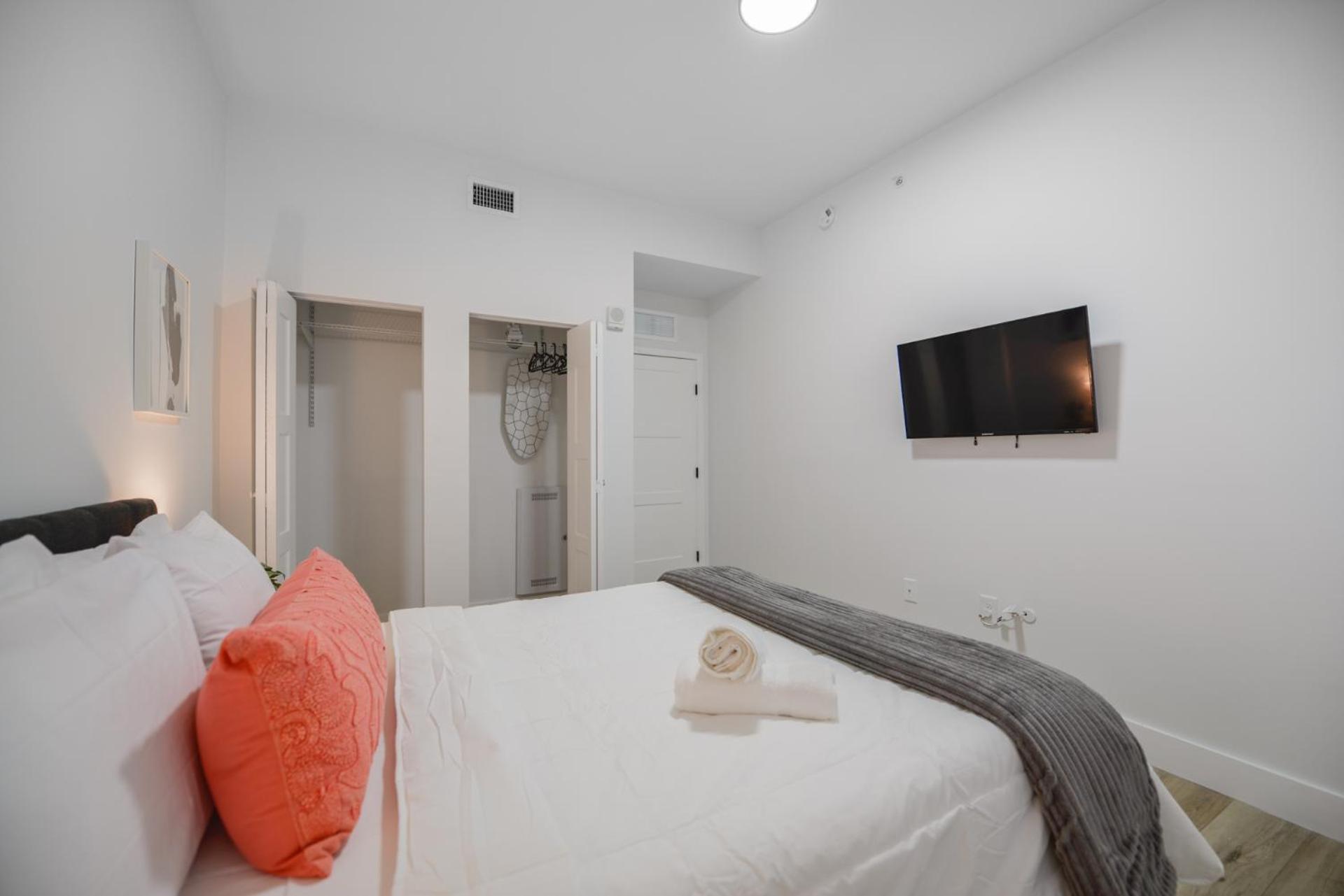 One-Bedroom Apartment photo 1