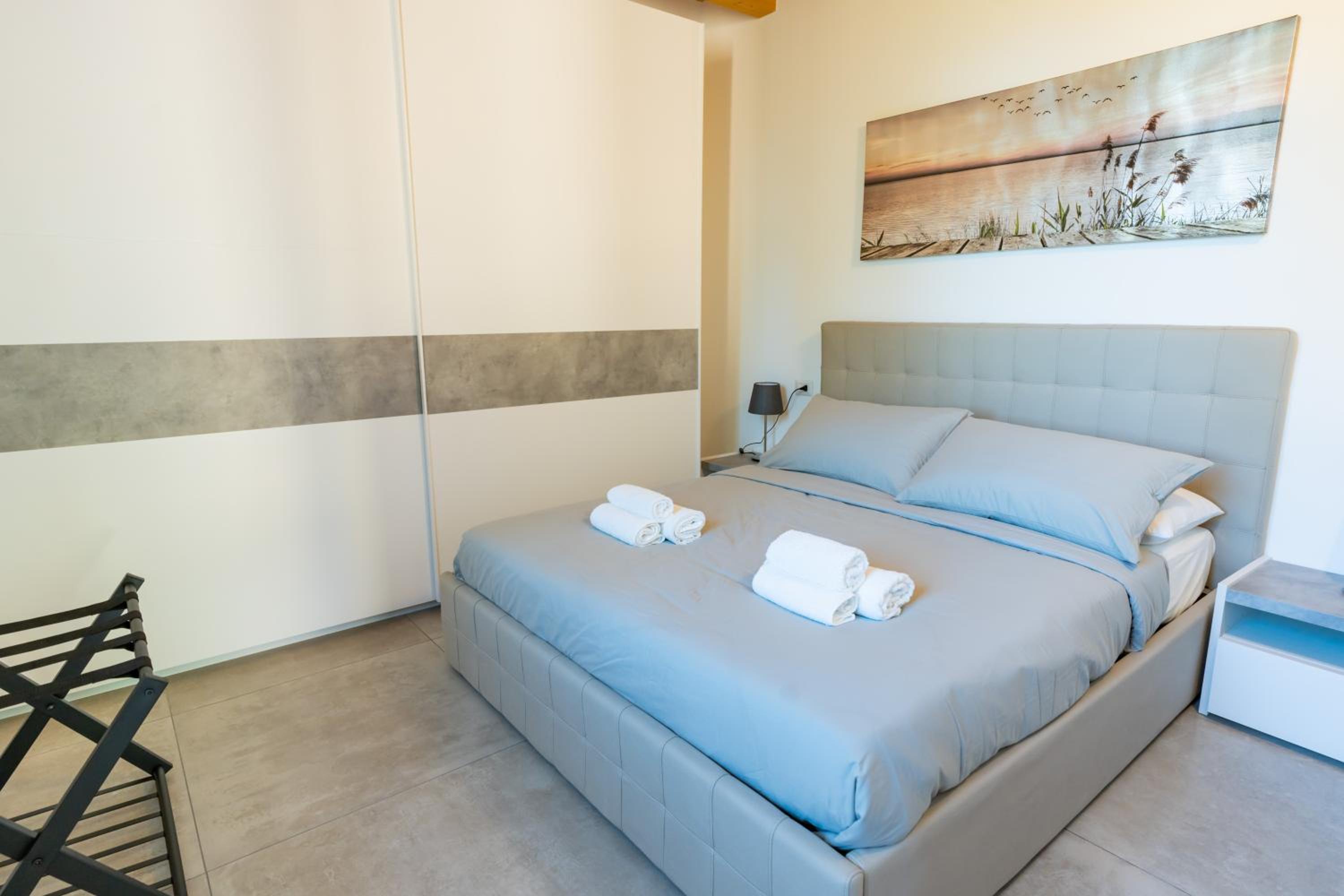 Deluxe One-Bedroom Apartment