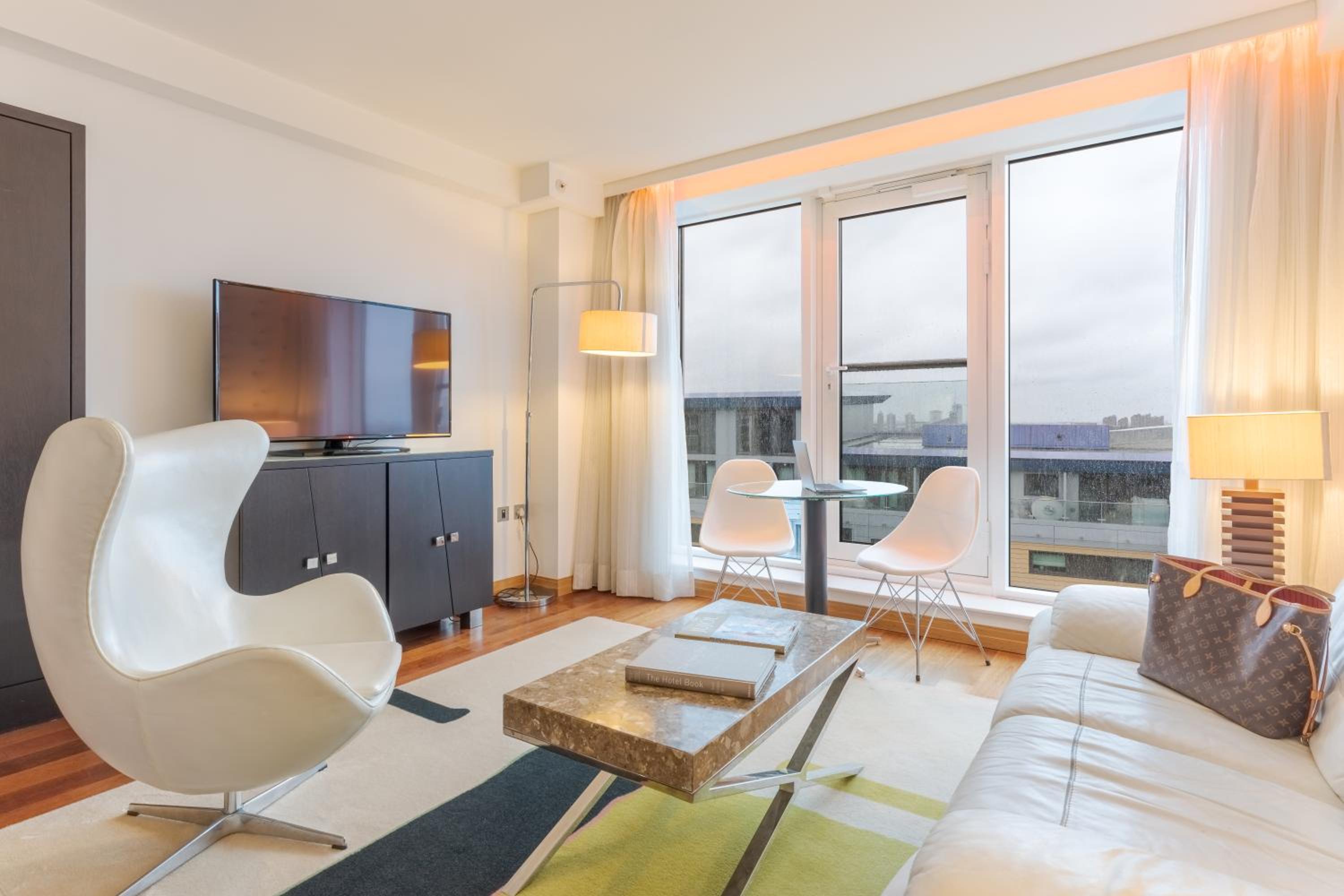 Executive One Bedroom Suite thumbnail 5