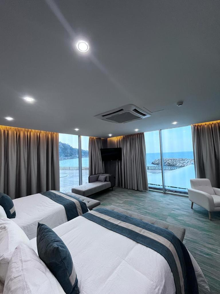 Deluxe Twin Room with Sea View photo 3