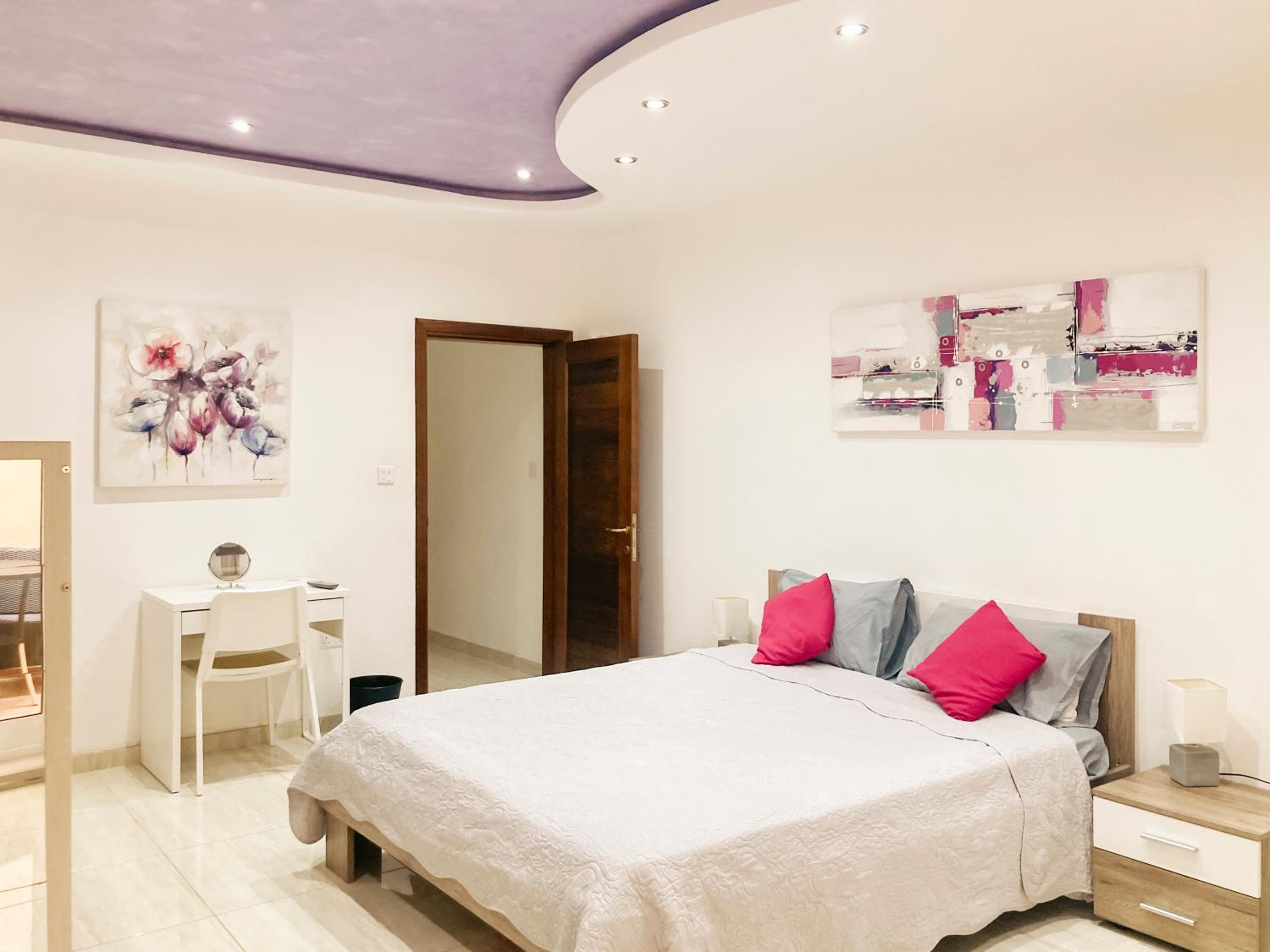 One-Bedroom Apartment - Photo 2