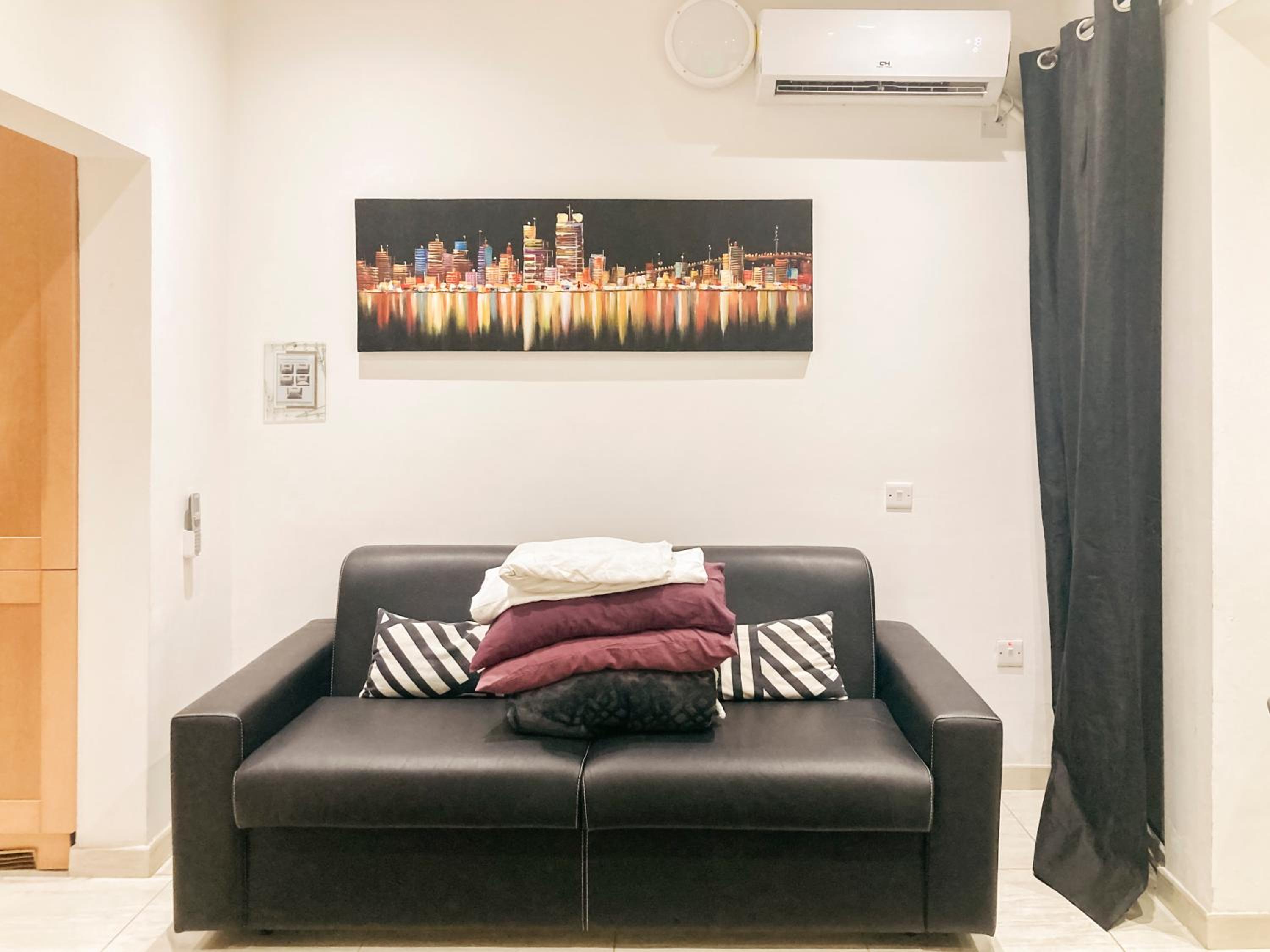 One-Bedroom Apartment - Photo 3