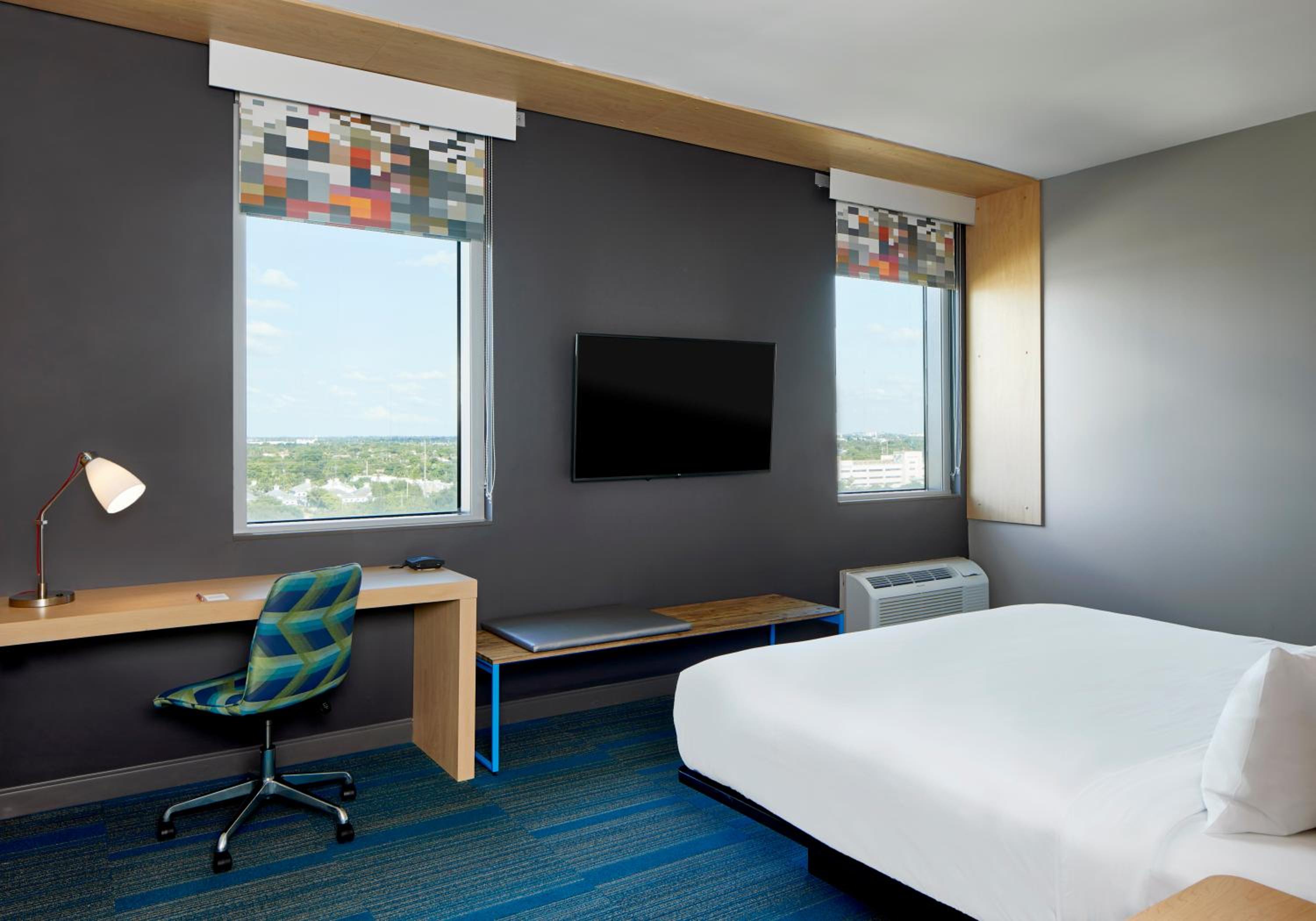King Room with Adapted Tub - Mobility and Hearing Accessible photo 2
