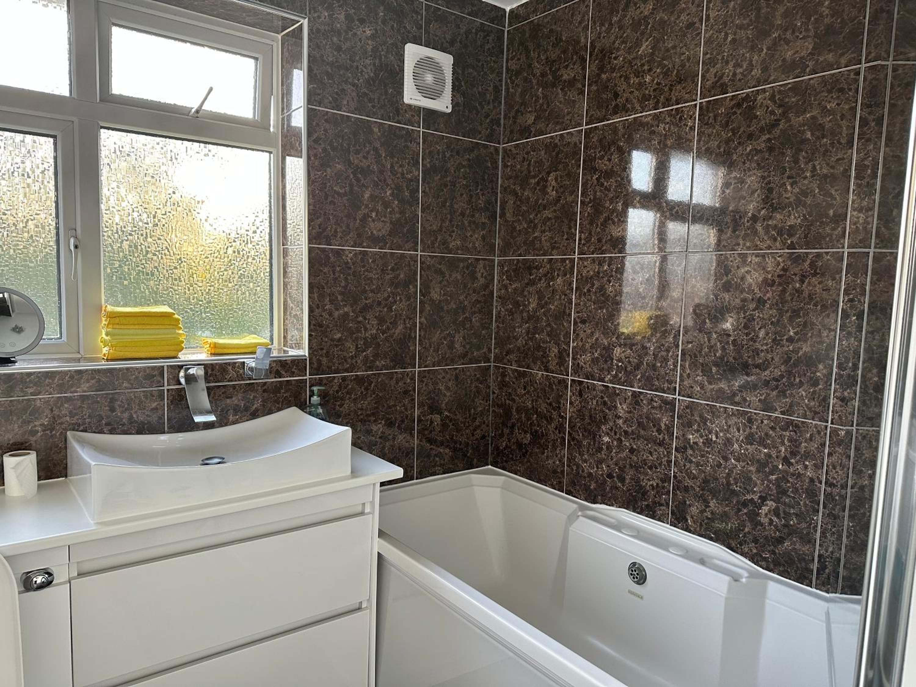 Family Room With Shared Bathroom photo 3