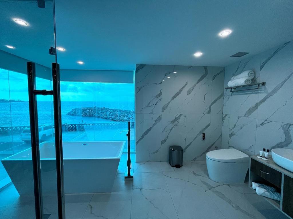 Superior Family Room photo 3