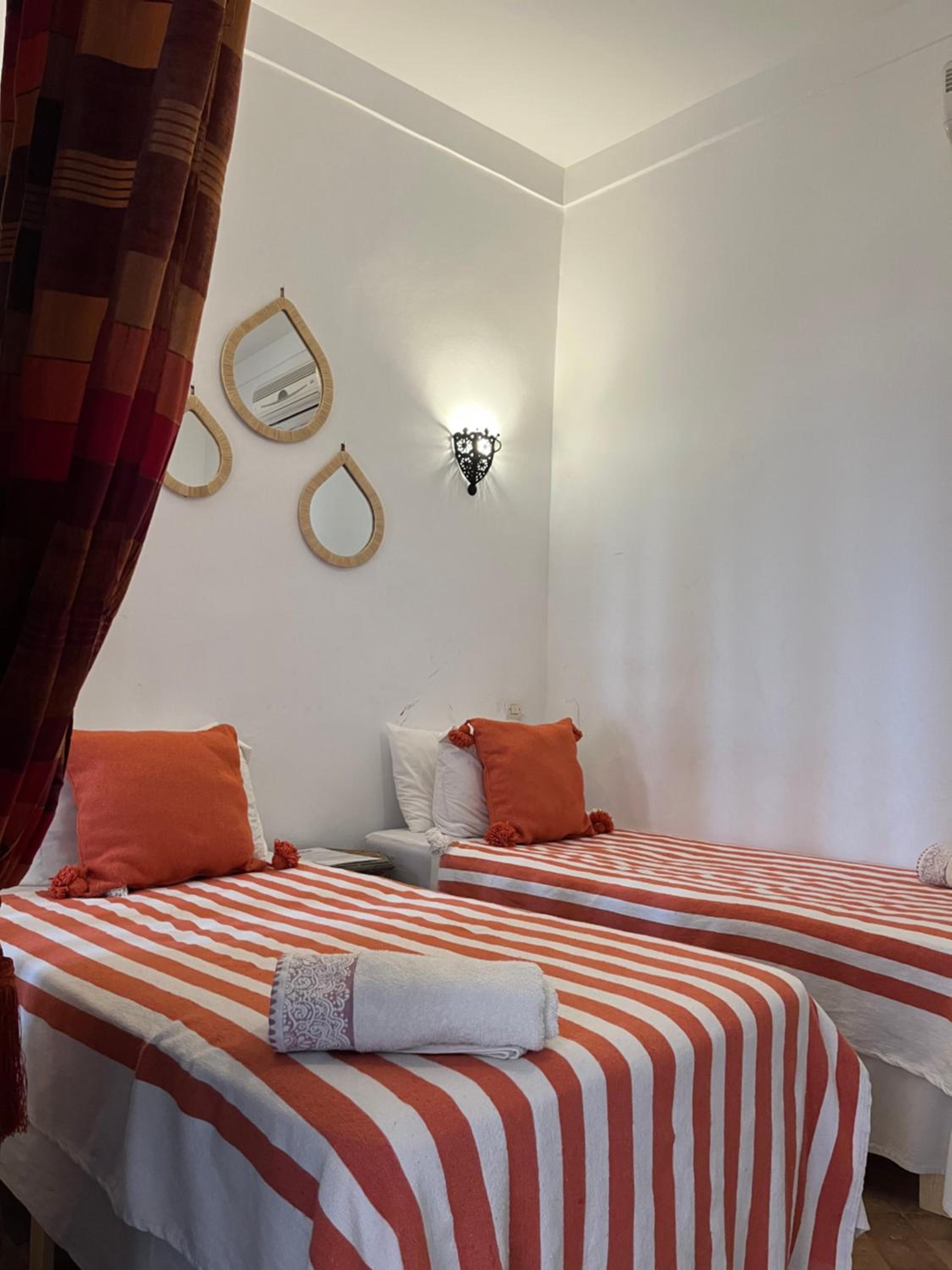 Twin Room with Private Bathroom - Photo 5