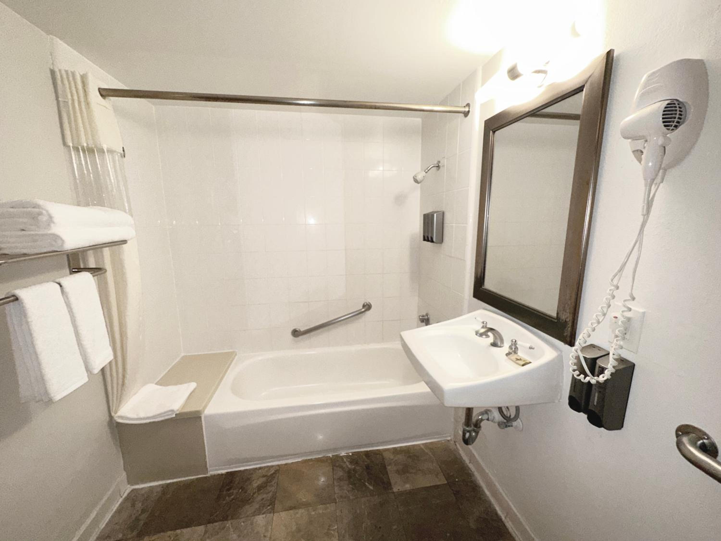 King Room with Mobility Accessible with Bath Tub  - Photo 16
