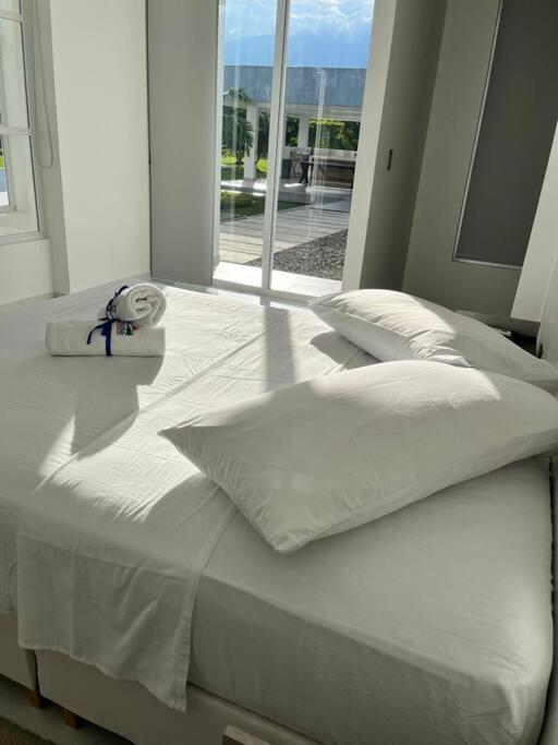 Eight-Bedroom House photo 1