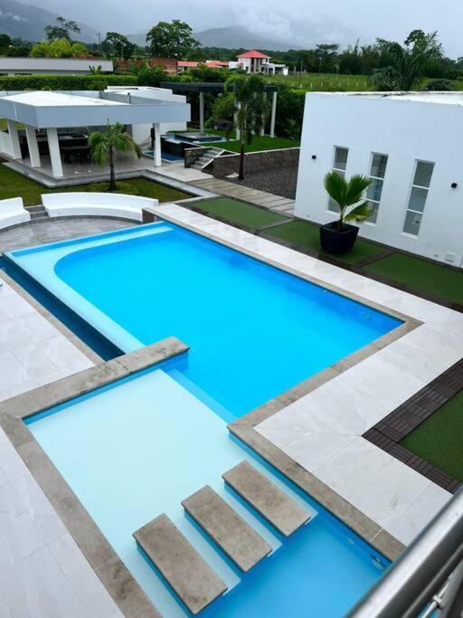 Eight-Bedroom House photo 2