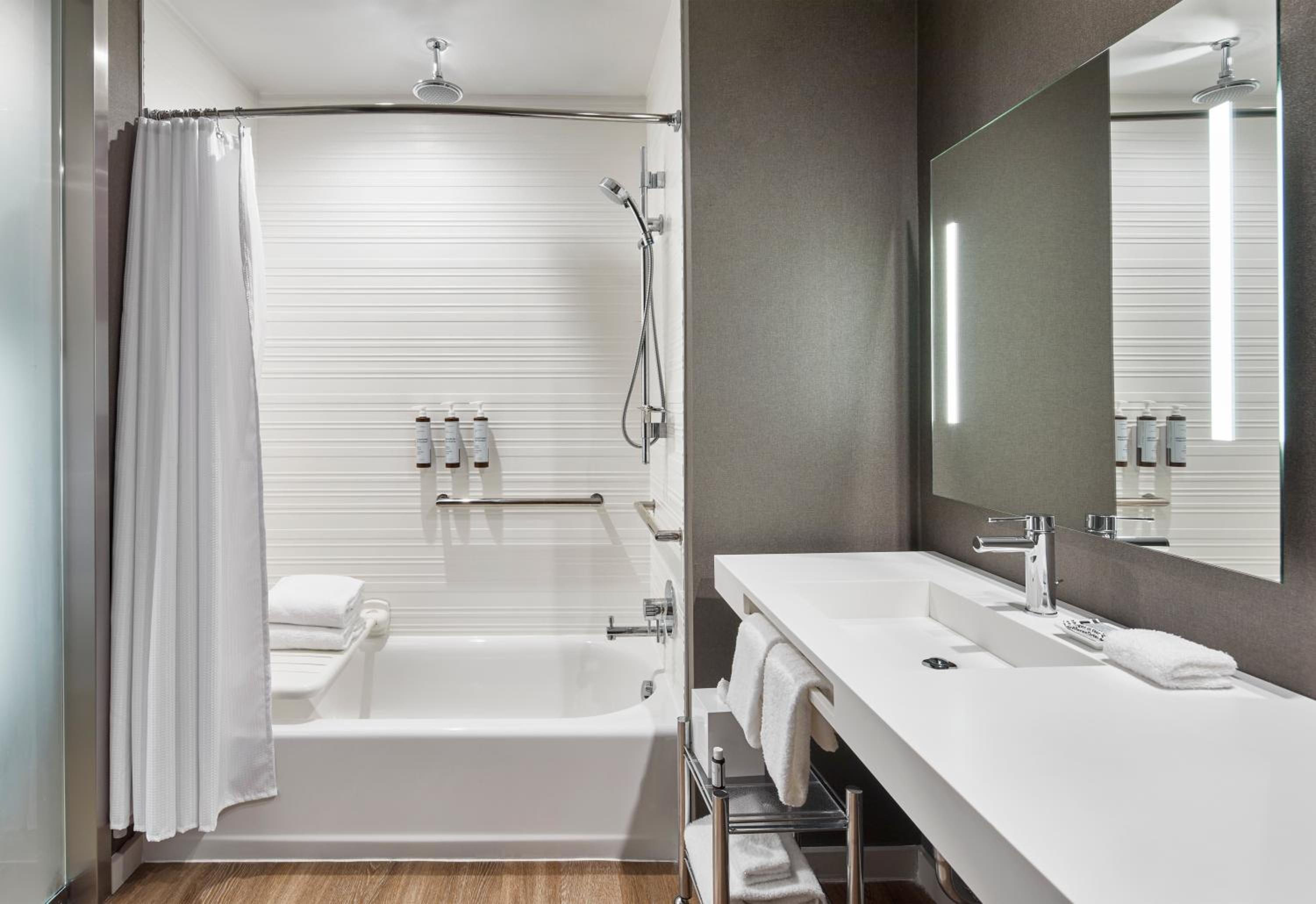 Double Room with Two Double Beds and Adapted Tub - Mobility Accessible photo 2