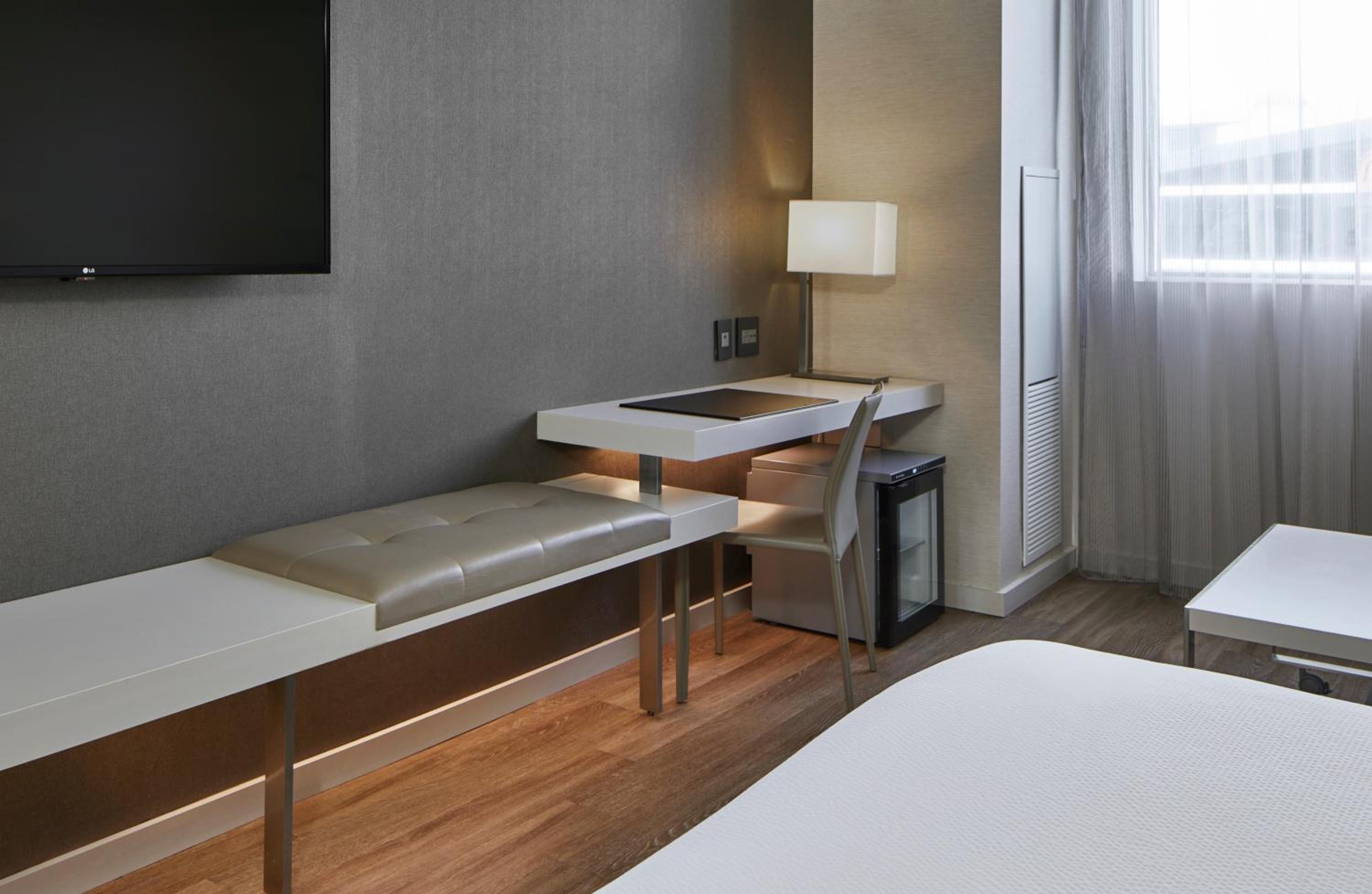 King Room with Sofa Bed and Adapted Tub - Mobility Accessible photo 2