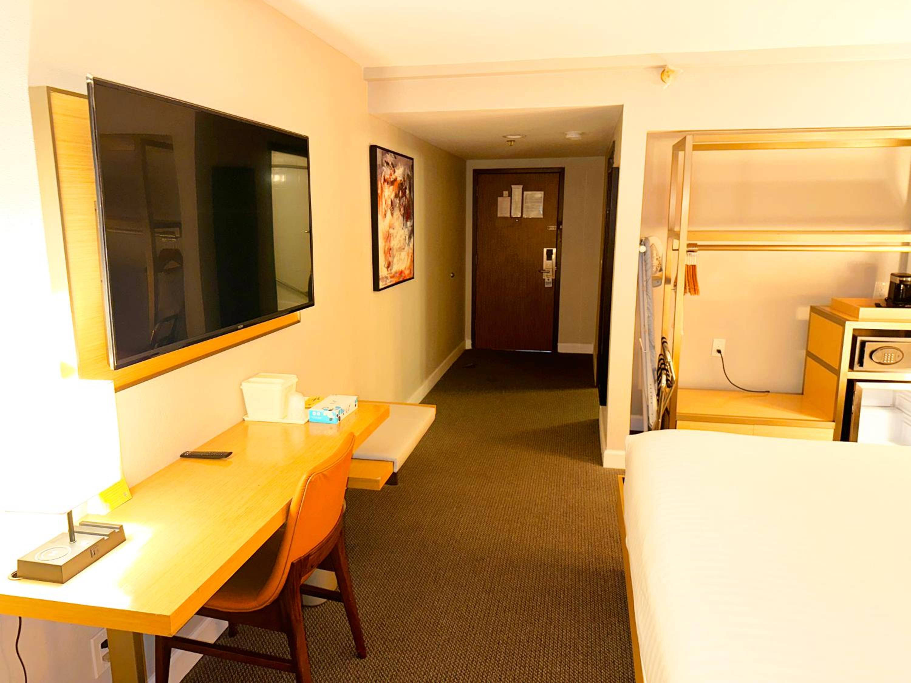 King Room with Mobility Accessible with Bath Tub  - Photo 11