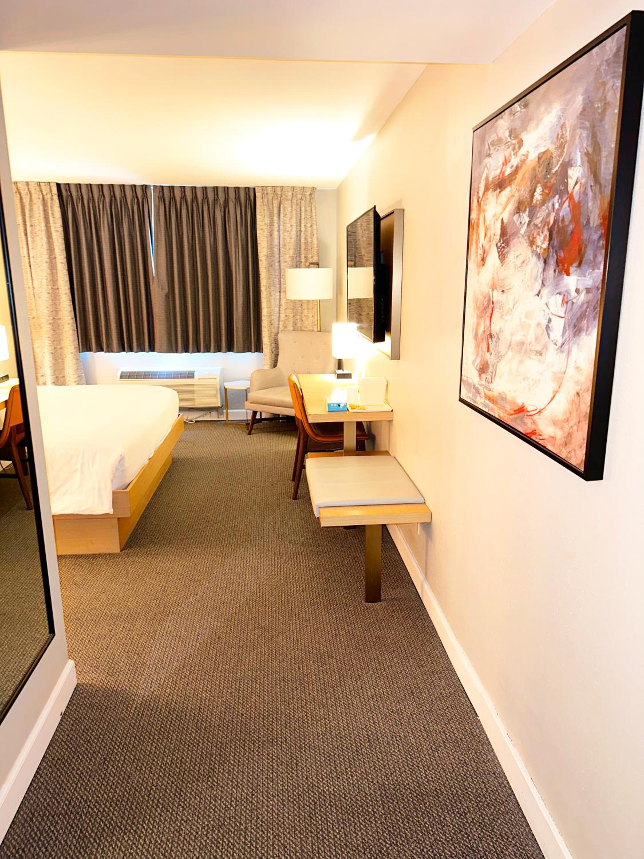 King Room with Mobility Accessible with Bath Tub  - Photo 8
