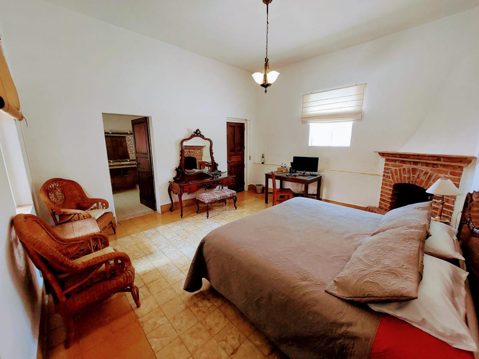 Standard King Room - Photo 4