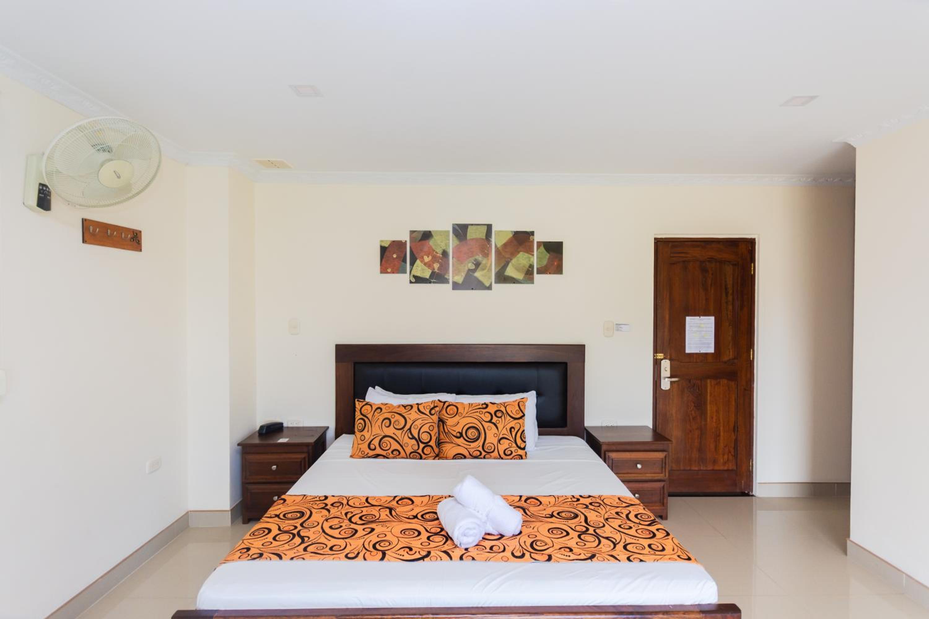 Deluxe Suite with Spa Bath - Photo 3