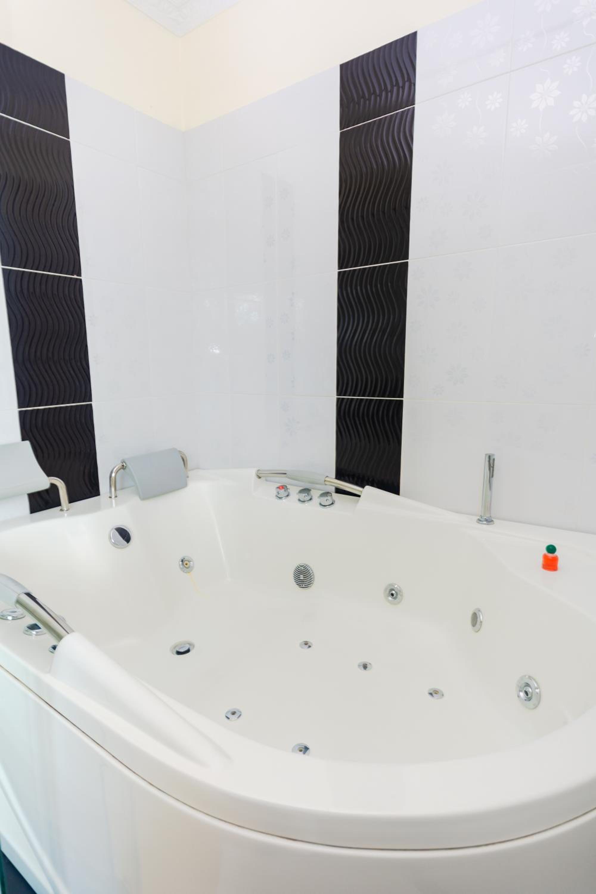 Deluxe Suite with Spa Bath - Photo 4