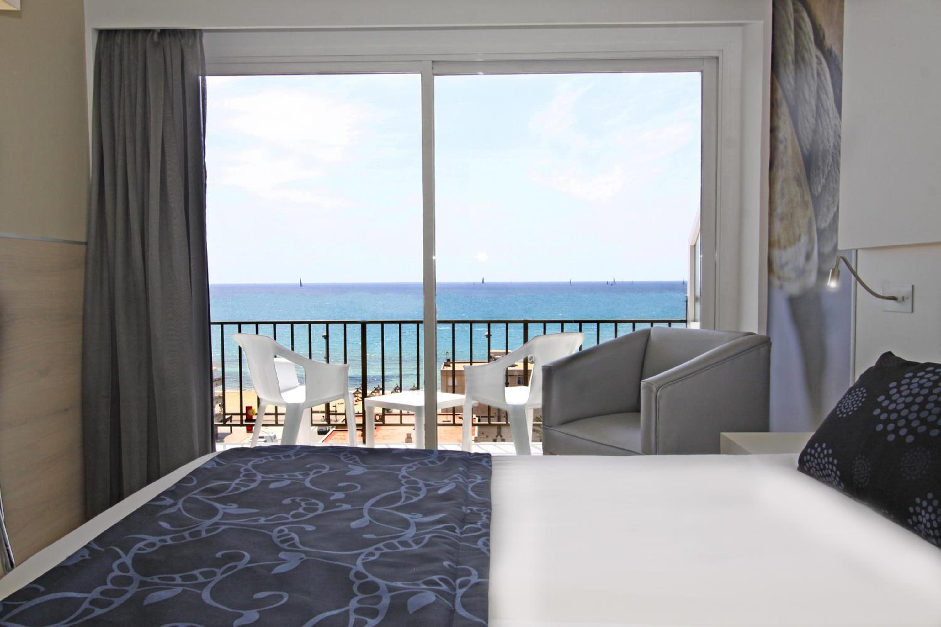 Double or Twin Room with Sea View - Photo 4