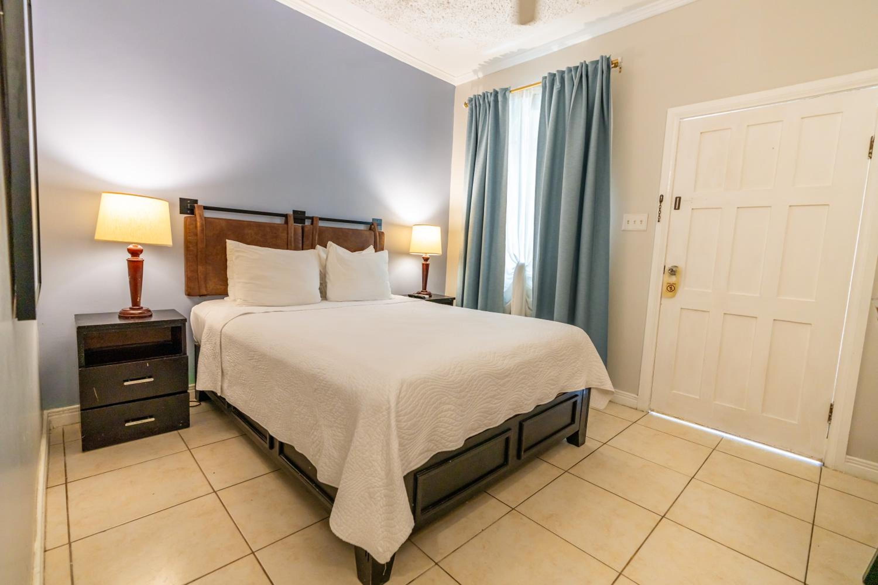 Standard  Room with One Queen Bed - Photo 3
