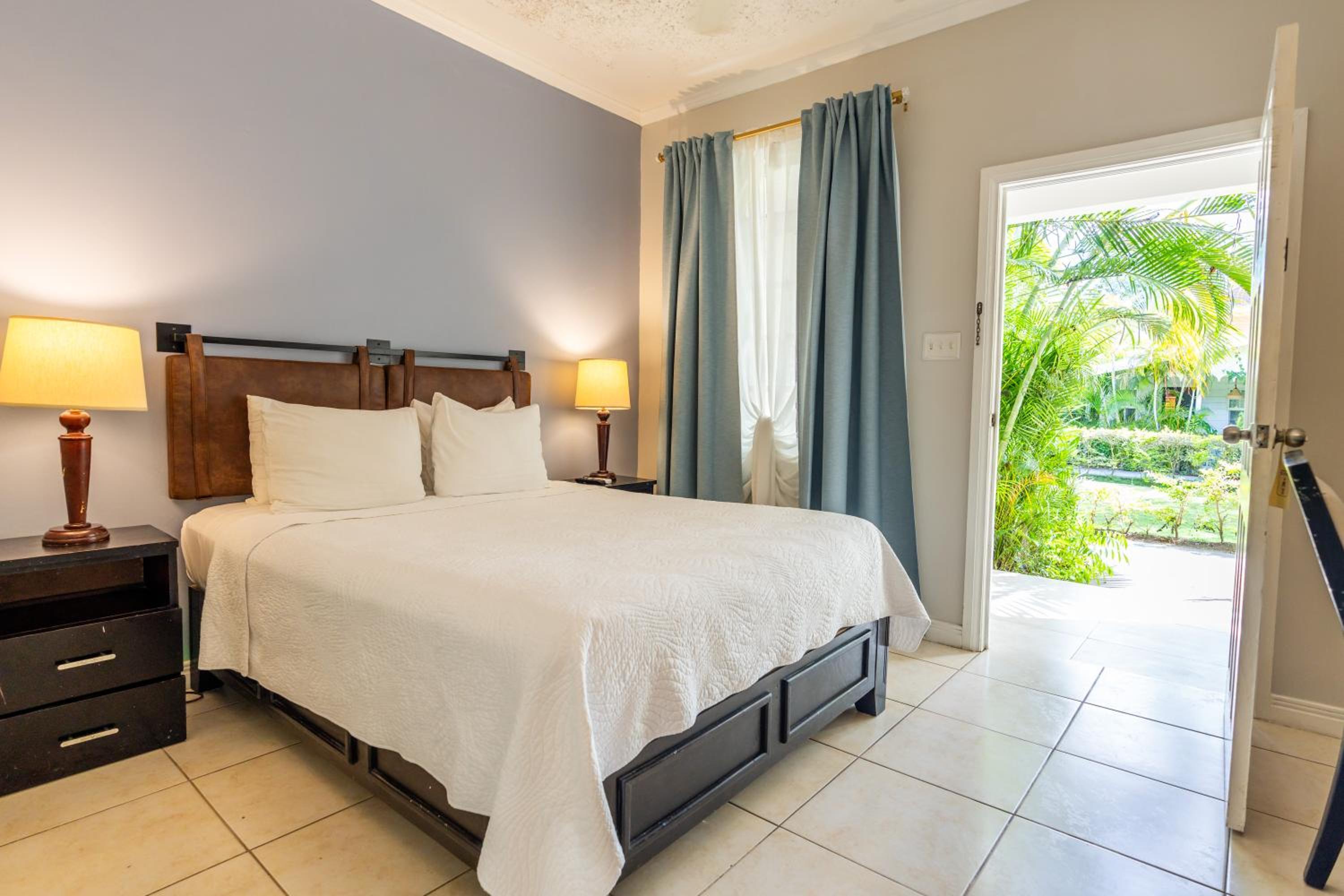 Standard  Room with One Queen Bed - Photo 2