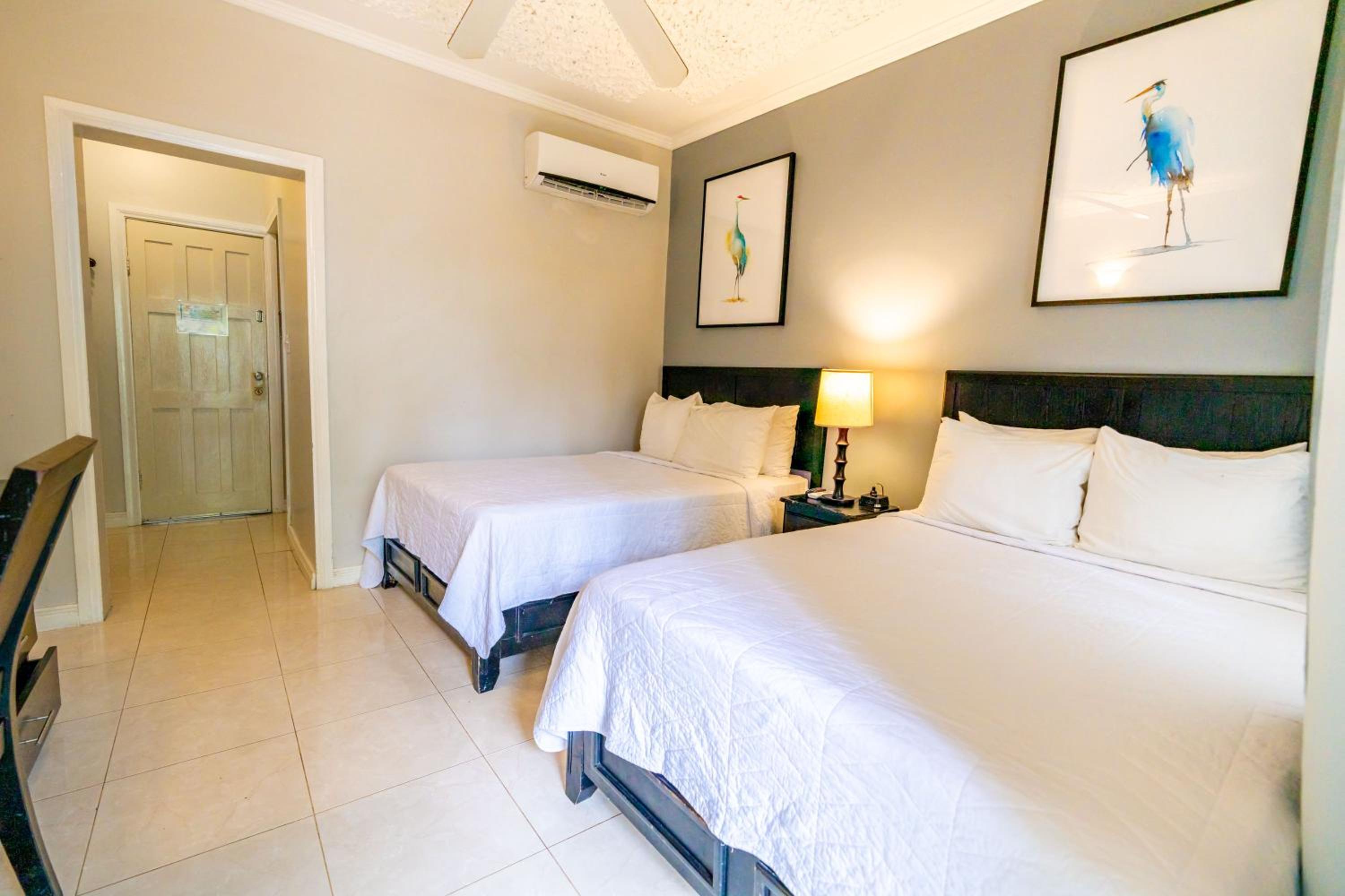 Standard Room with Two Double Beds - Photo 3