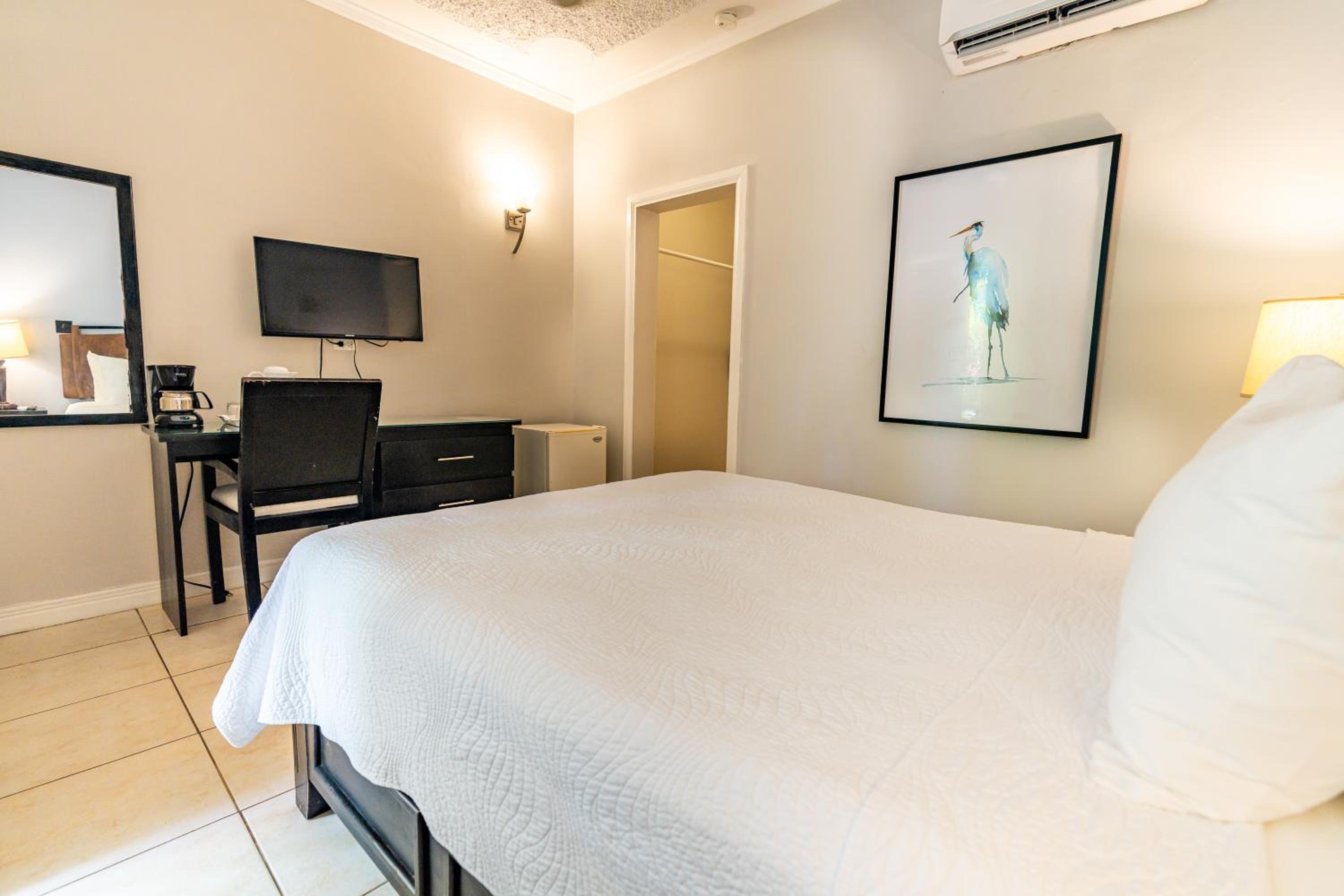 Standard Room, 1 Queen Bed Garden View
